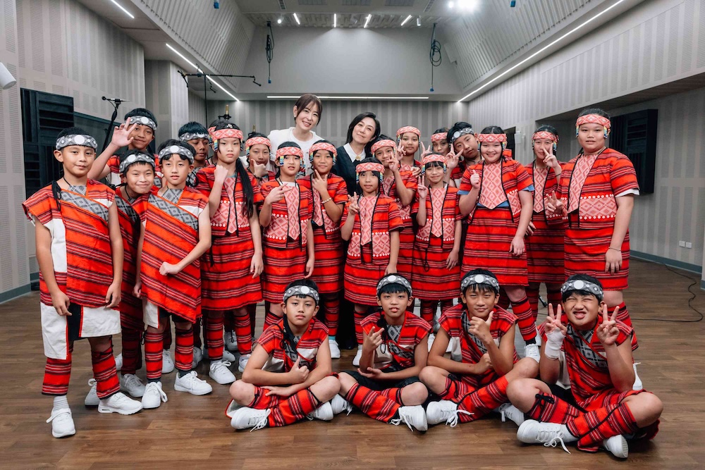 黃韻玲、賈永婕親自獻聲！攜手「臺灣之光」嘉興國小合唱團、4位創作新秀 共錄跨年煙火之聲