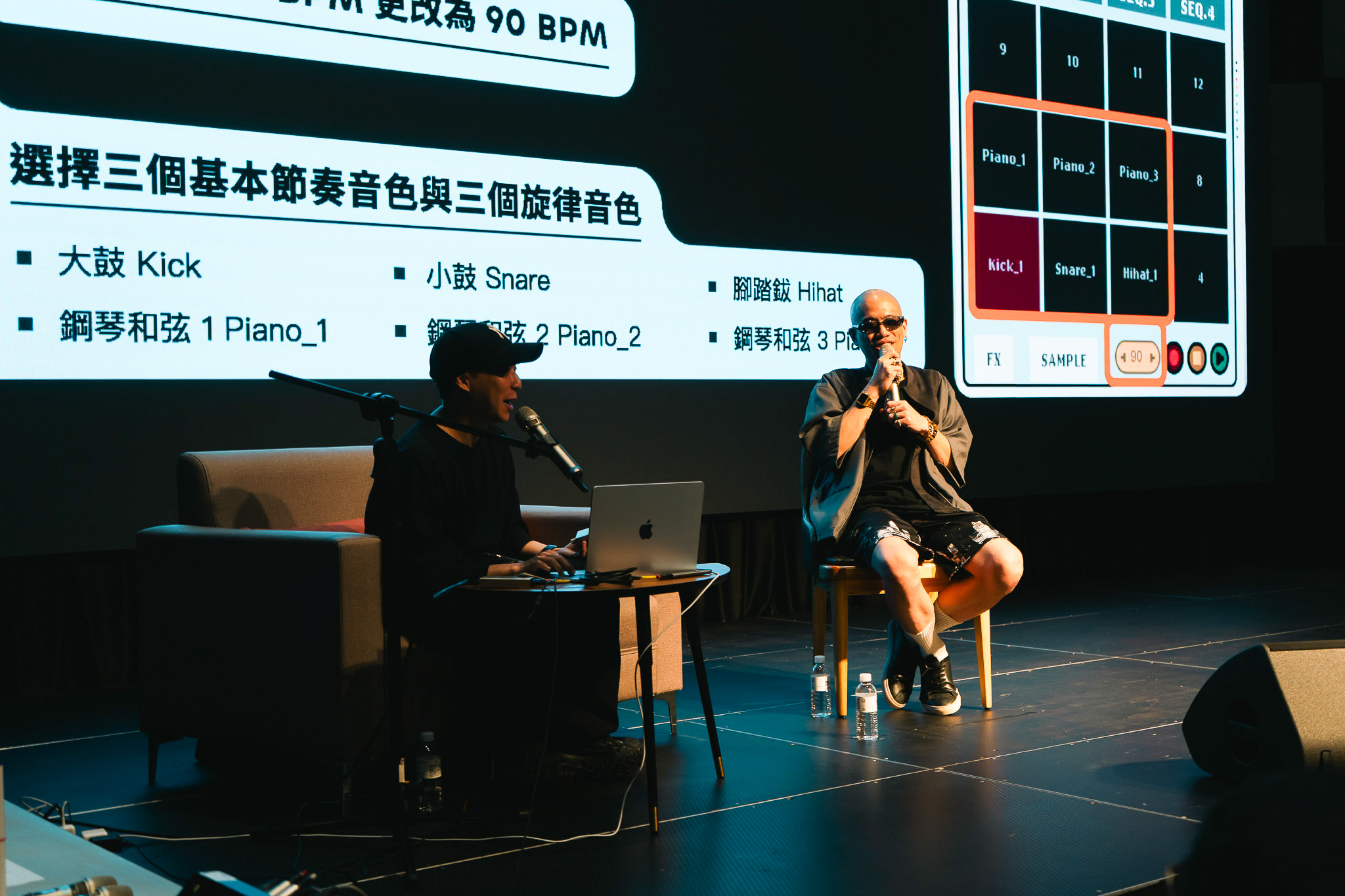 呂士軒(右)與講師陳律融(左)分享取樣機使用心得