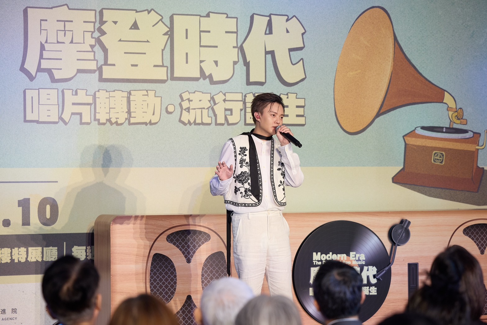 許富凱以精湛唱腔完美詮釋《摩登時代:唱片轉動・流行誕生》主題曲〈ブラジル喫茶店的歌〉