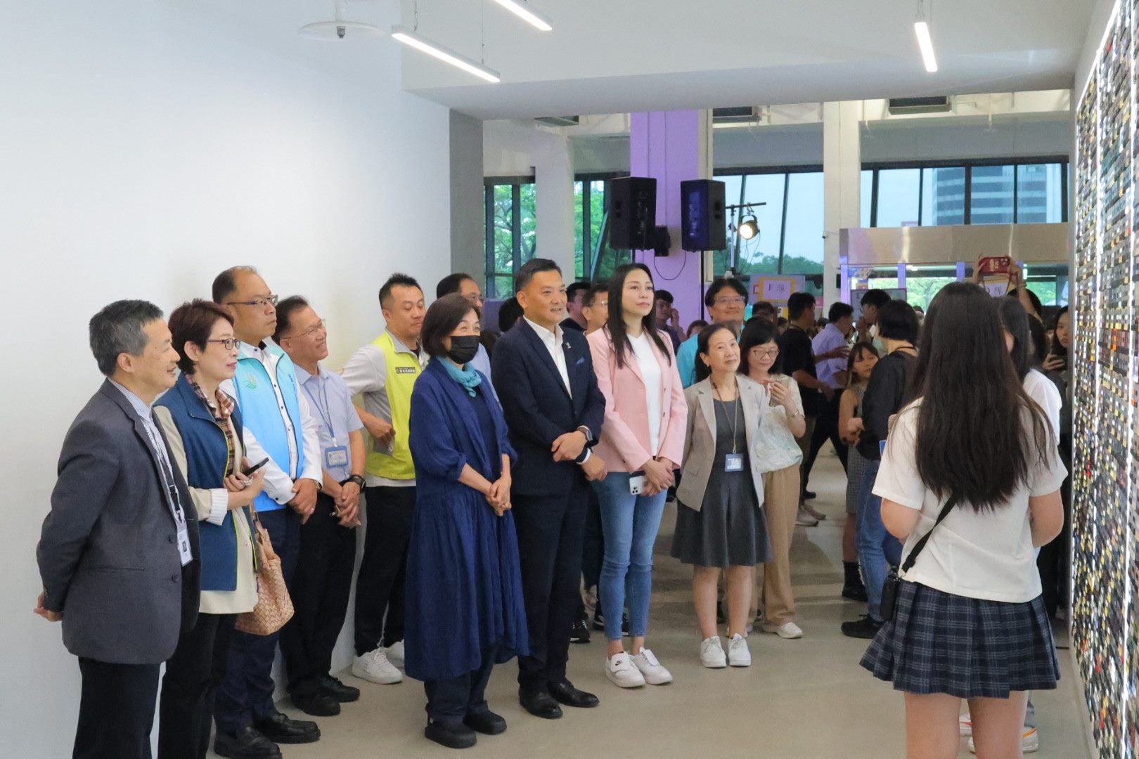 南港高中同學擔任常設展卡帶牆區域導覽志工。
