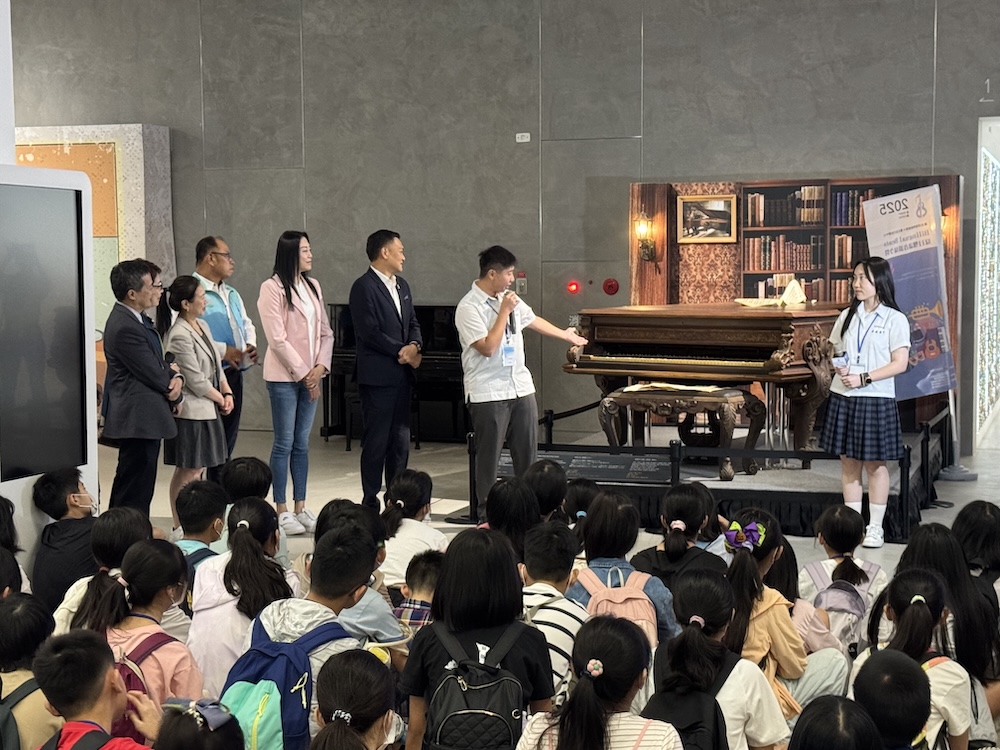 南港高中志工以雙語導覽「不能說的秘密」