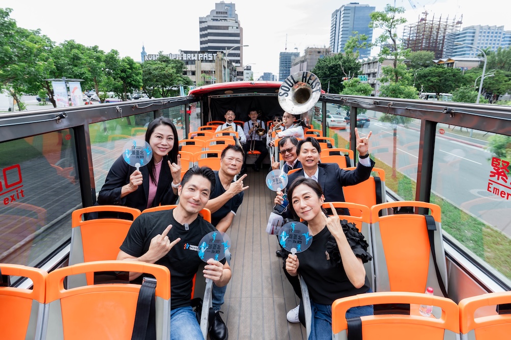  潮！專車-將帶領民眾走訪臺北101、松山文創園區、臺北流行音樂中心參加 JAM JAM ASIA亞洲音樂節，車上特別安排「臺北爵士大樂隊」及「Open up！新星」現場演出。
