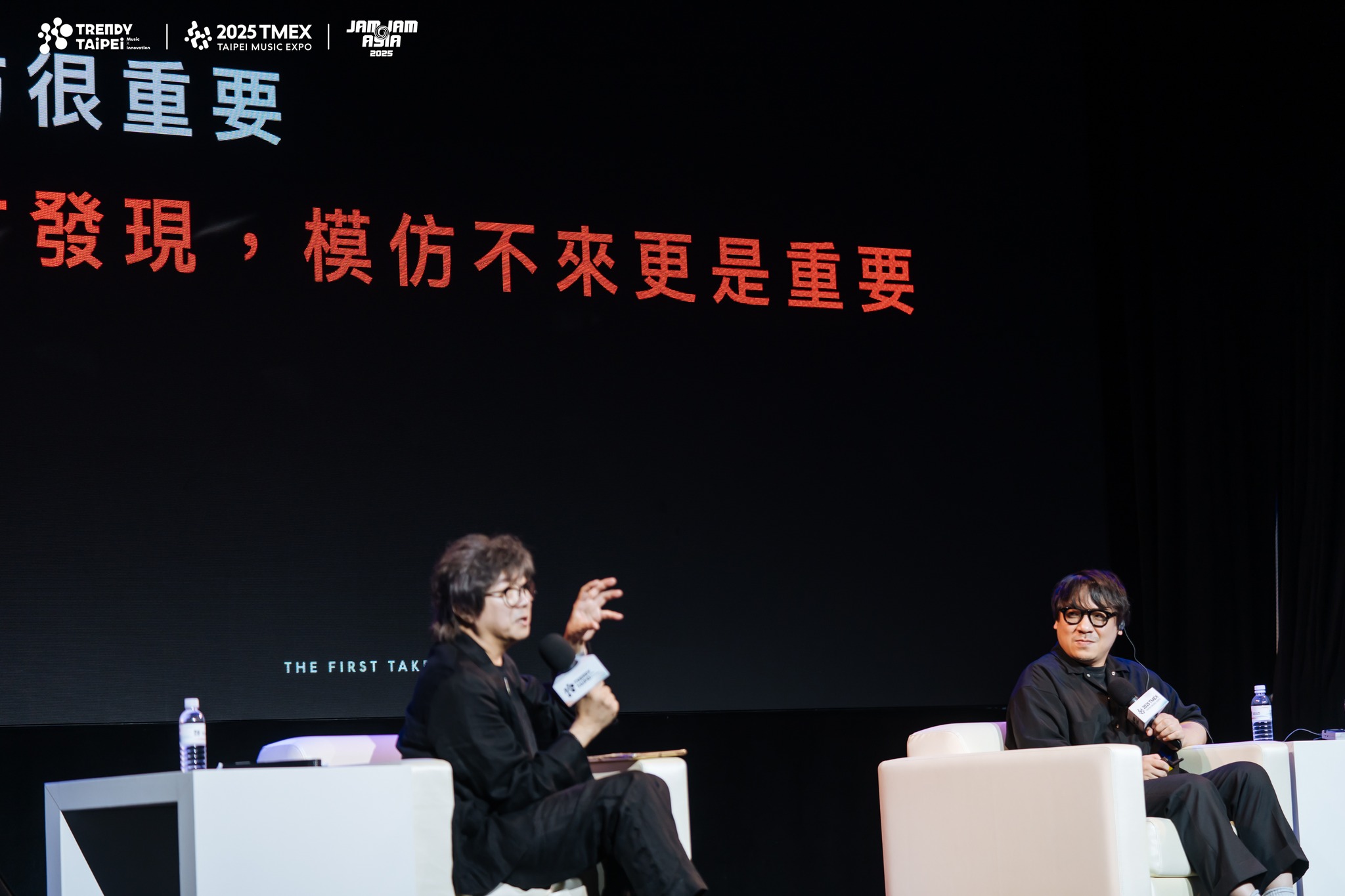 主持人梁秩誠、THE FIRST TAKE 創意總監清水惠介(由左至右)