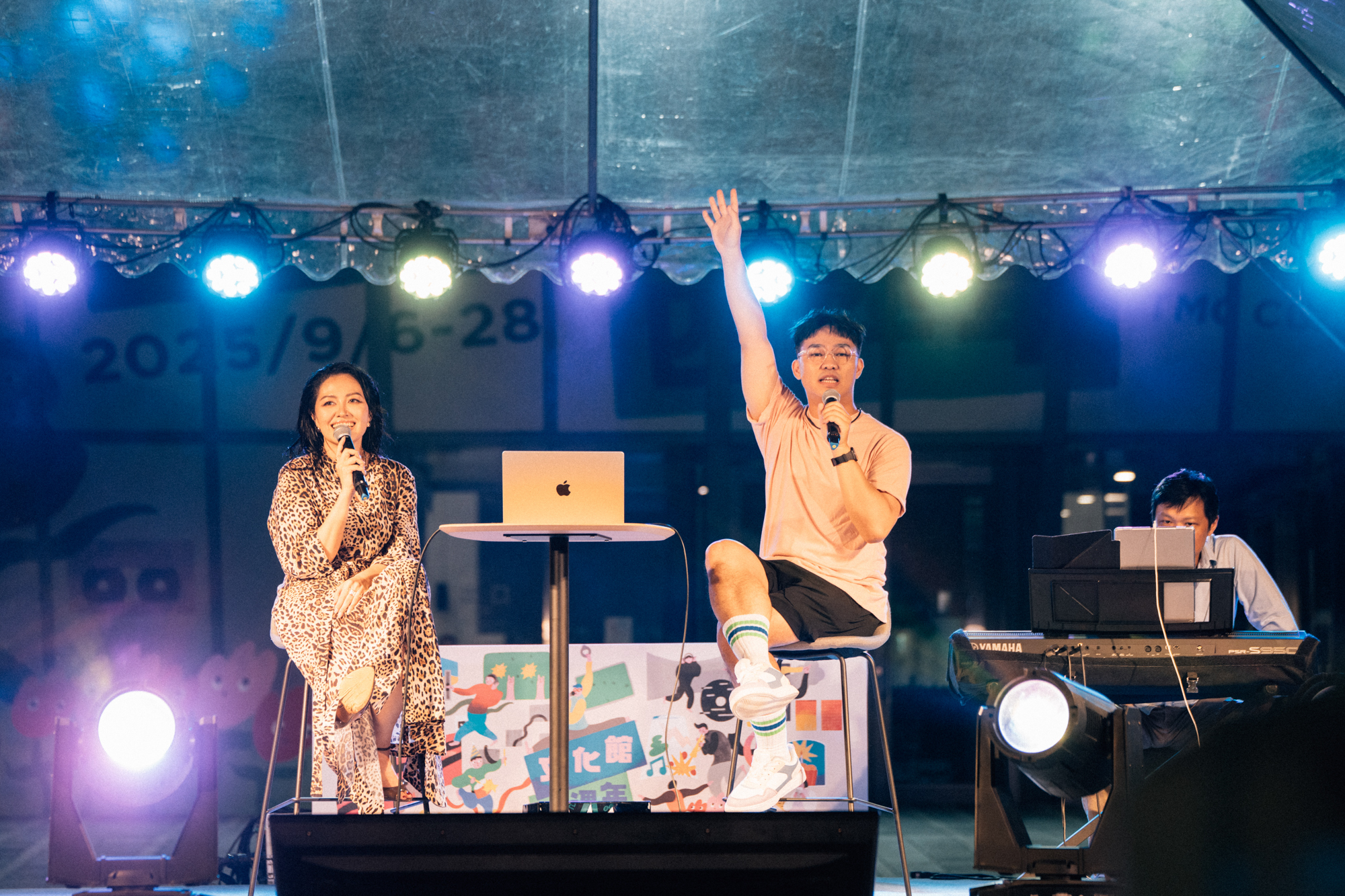 姑慕‧巴紹與那那大師同台，接連演唱華語經典歌曲