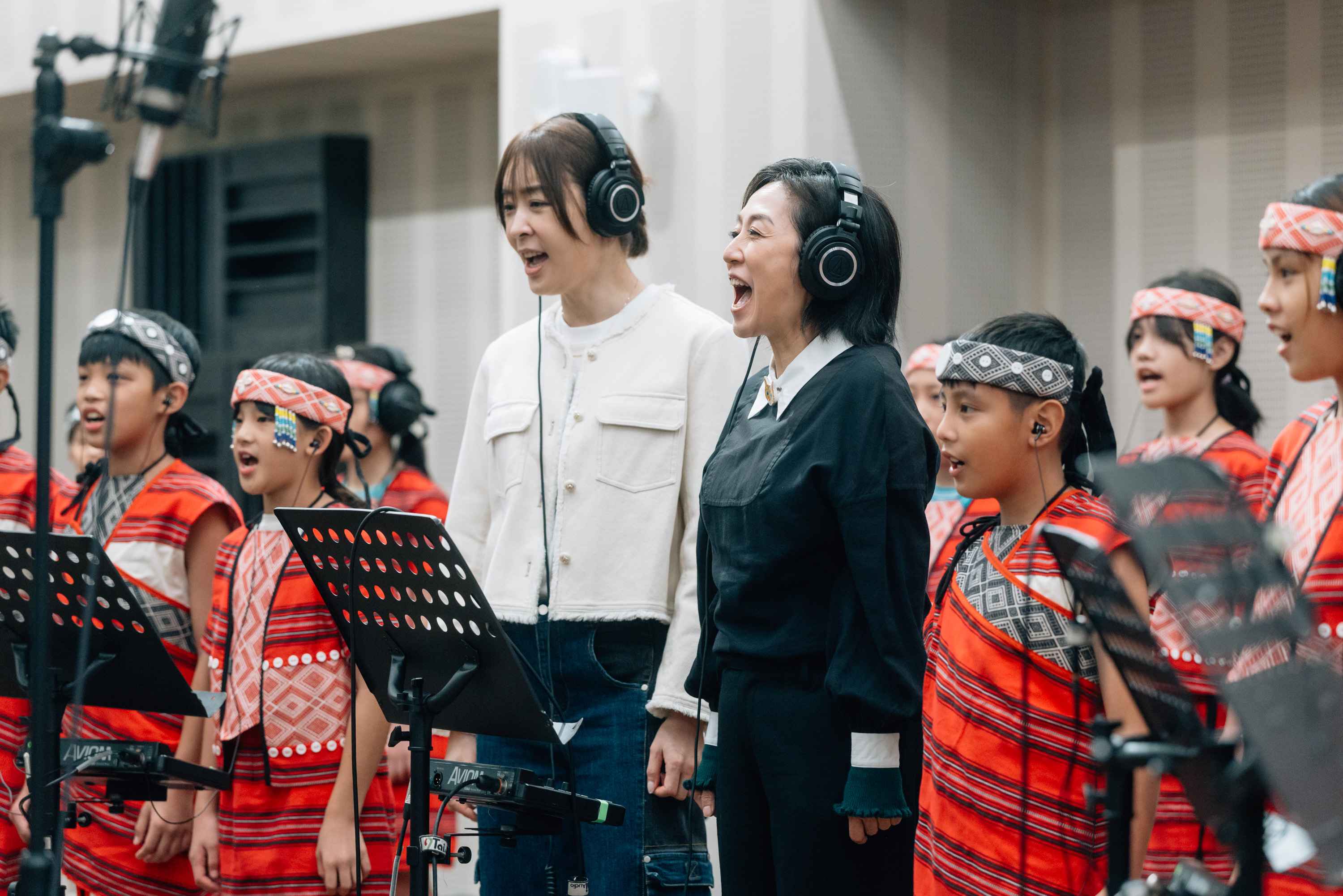 北流董事長黃韻玲（右）、台北101董事長賈永婕（左）4日與嘉興國小「拿互依＆馬胎兒童合唱團」一同為跨年煙火配樂獻聲。