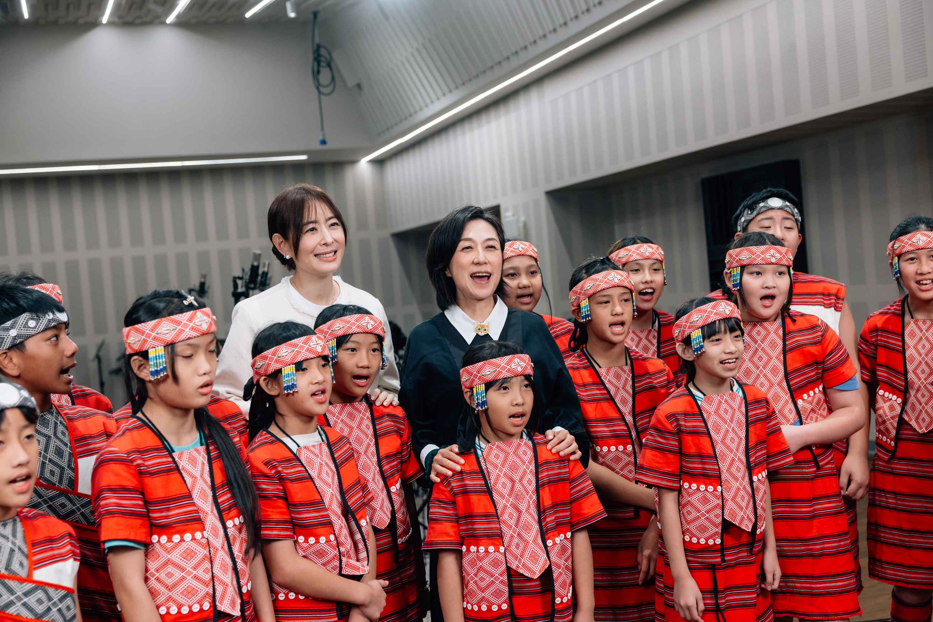 北流董事長黃韻玲（右）、台北101董事長賈永婕（左）4日親赴錄音現場，與嘉興國小「拿互依＆馬胎兒童合唱團」共同獻聲錄製跨年煙火音樂。