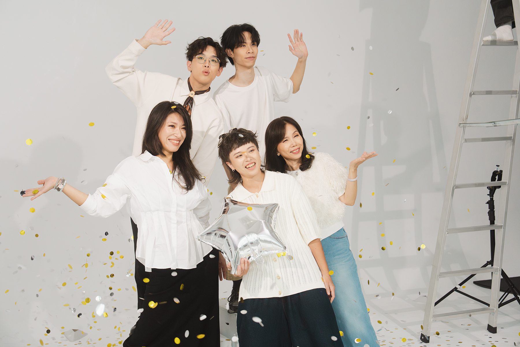 5 位優勝者前進攝影棚，為圓夢大歌廳拍攝形象宣傳照