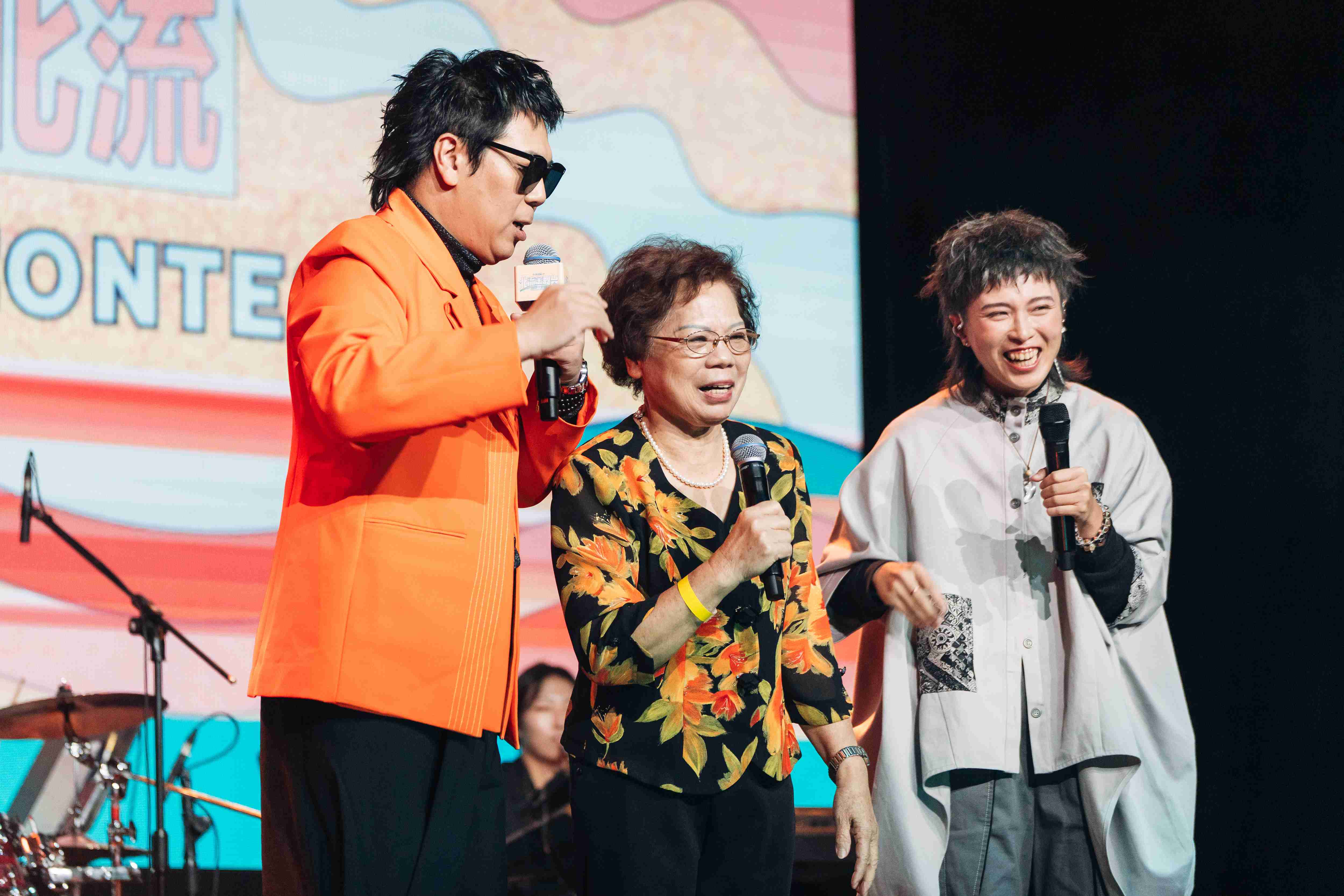 「北流金舞台歌唱大賽」冠軍徐鈺婷（右一）邀請阿嬤上台，溫馨互動令現場氣氛動人。圖／北流提供