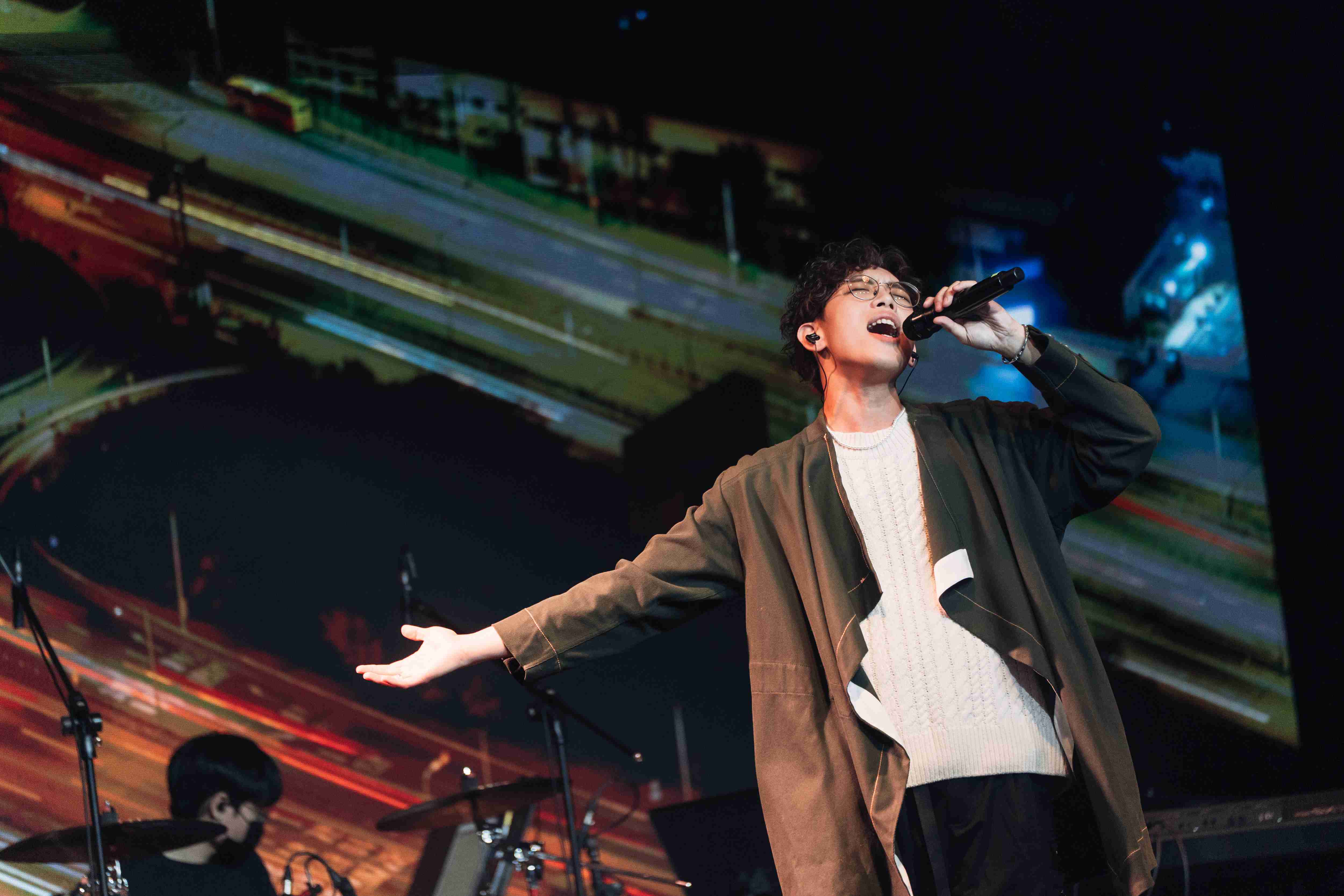 「北流金舞台歌唱大賽」亞軍曹策勛精選三首陪伴自己成長的歌曲，將多年來受到音樂感動與支撐的力量，再次傳遞給現場觀眾。圖／北流提供