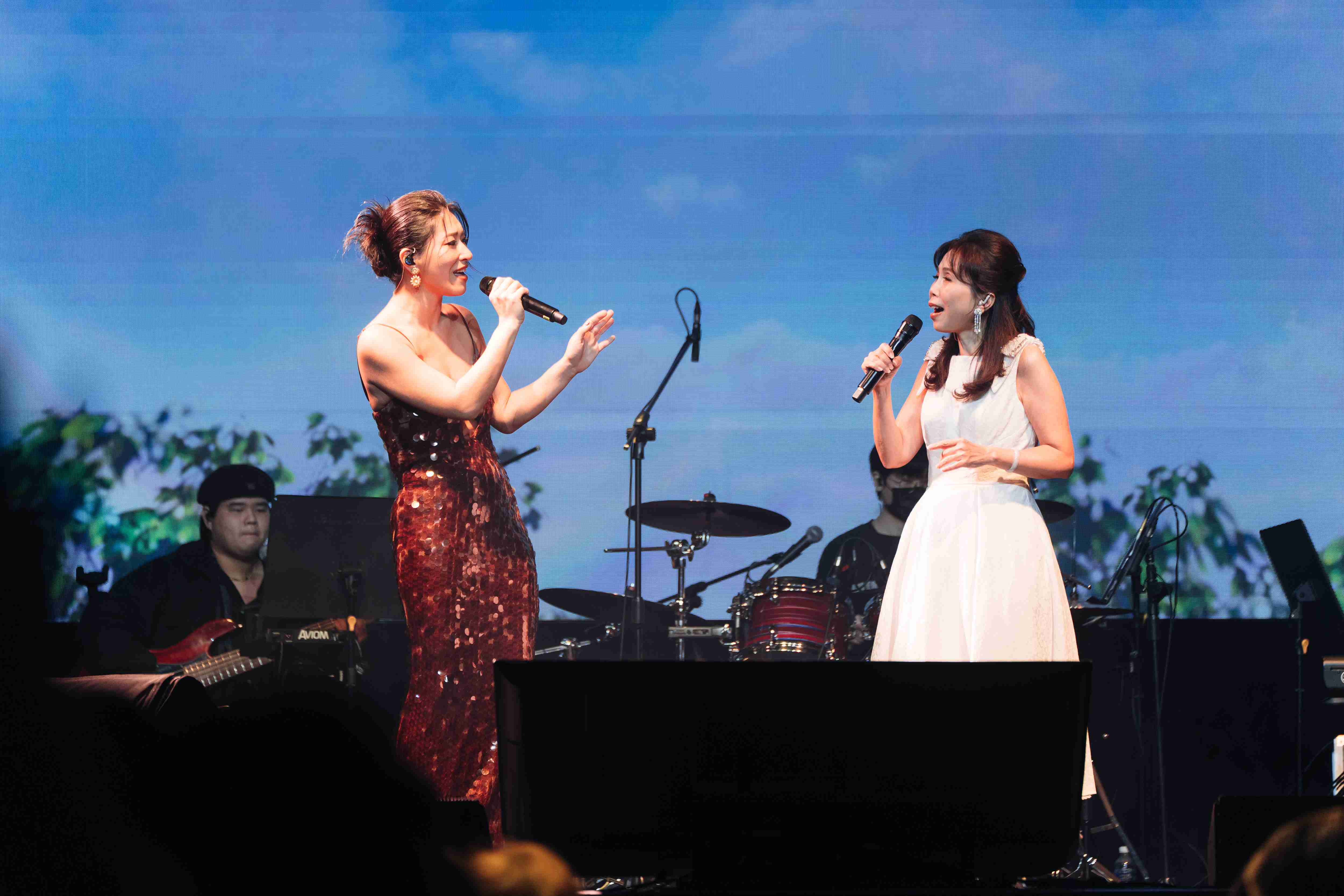 「北流金舞台歌唱大賽」季軍方雅田和王秀芬，在「圓夢大歌廳」合唱江蕙與江淑娜的經典〈風吹的願望〉。圖／北流提供