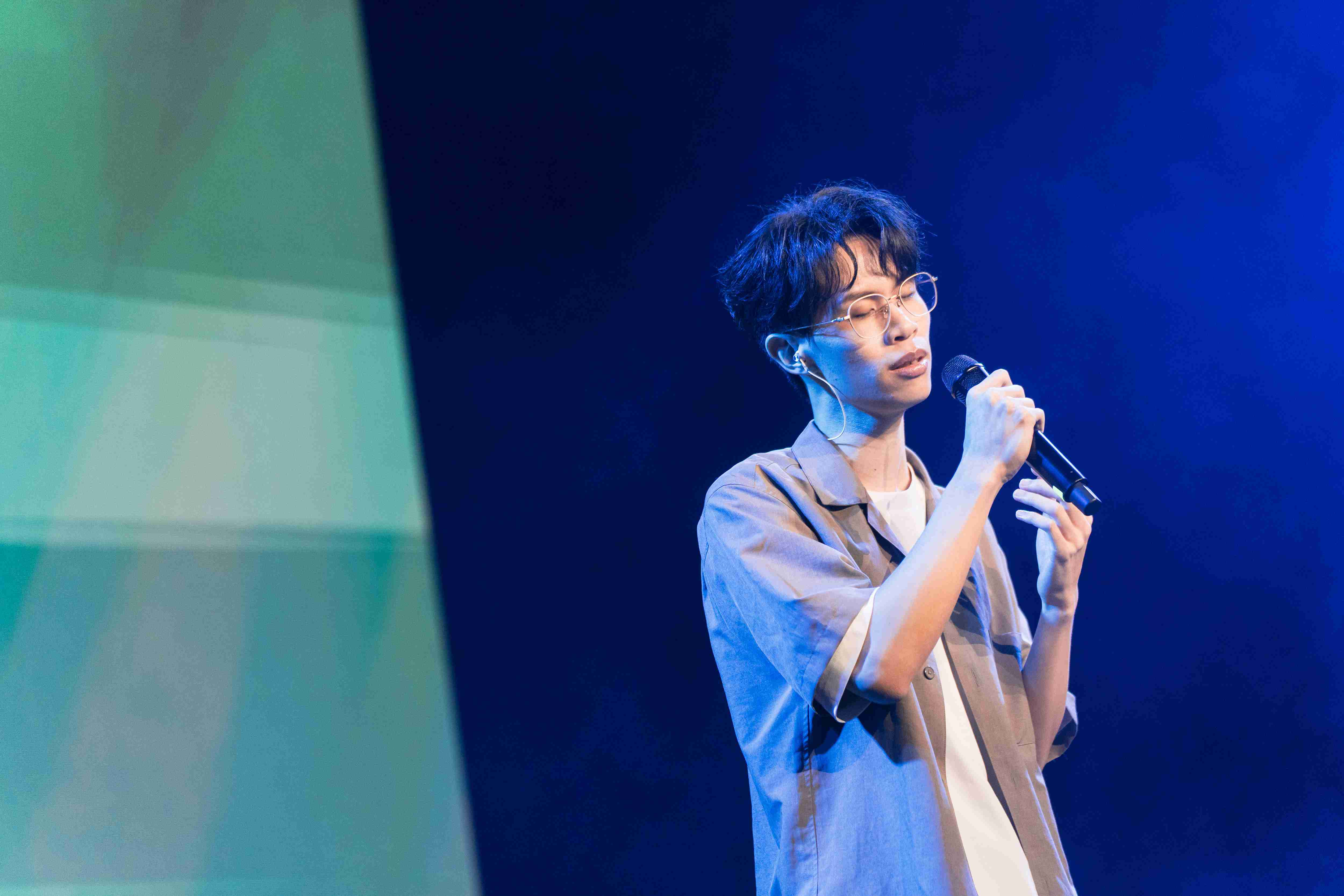  「北流金舞台歌唱大賽」南港之星鄭少祈在「圓夢大歌廳」演唱理想混蛋〈平衡木〉。圖／北流提供