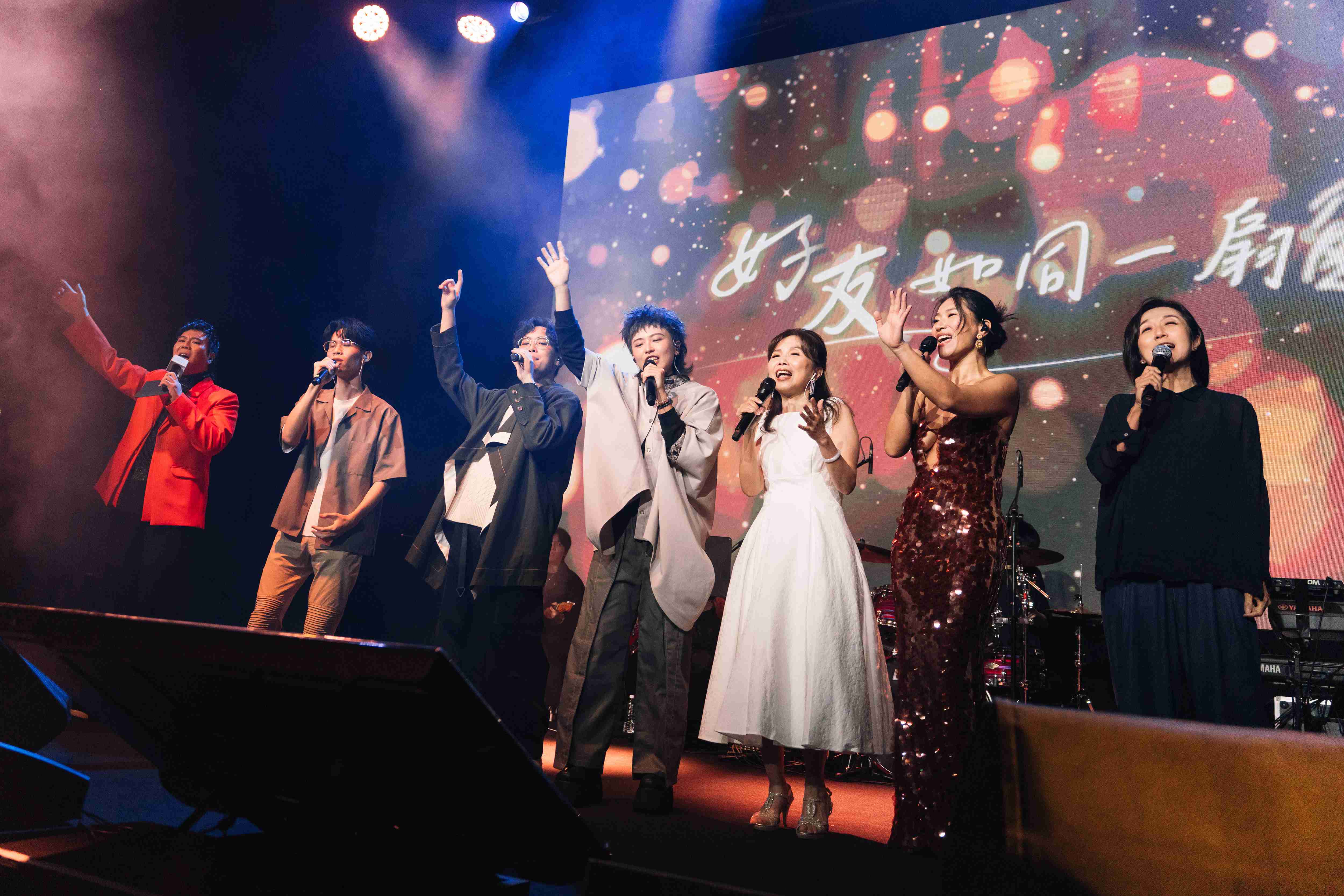 「圓夢大歌廳」在5位優勝者和北流董事長黃韻玲（右一）、主持人邵大倫（左一）大合唱〈分享〉的溫暖歌聲中圓滿落幕。圖／北流提供