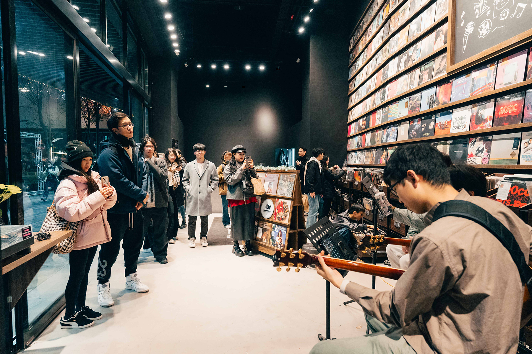 2024 年北流耶誕小鎮串連文化館及園區店鋪，邀請樂迷在北流各場域體驗音樂演出。