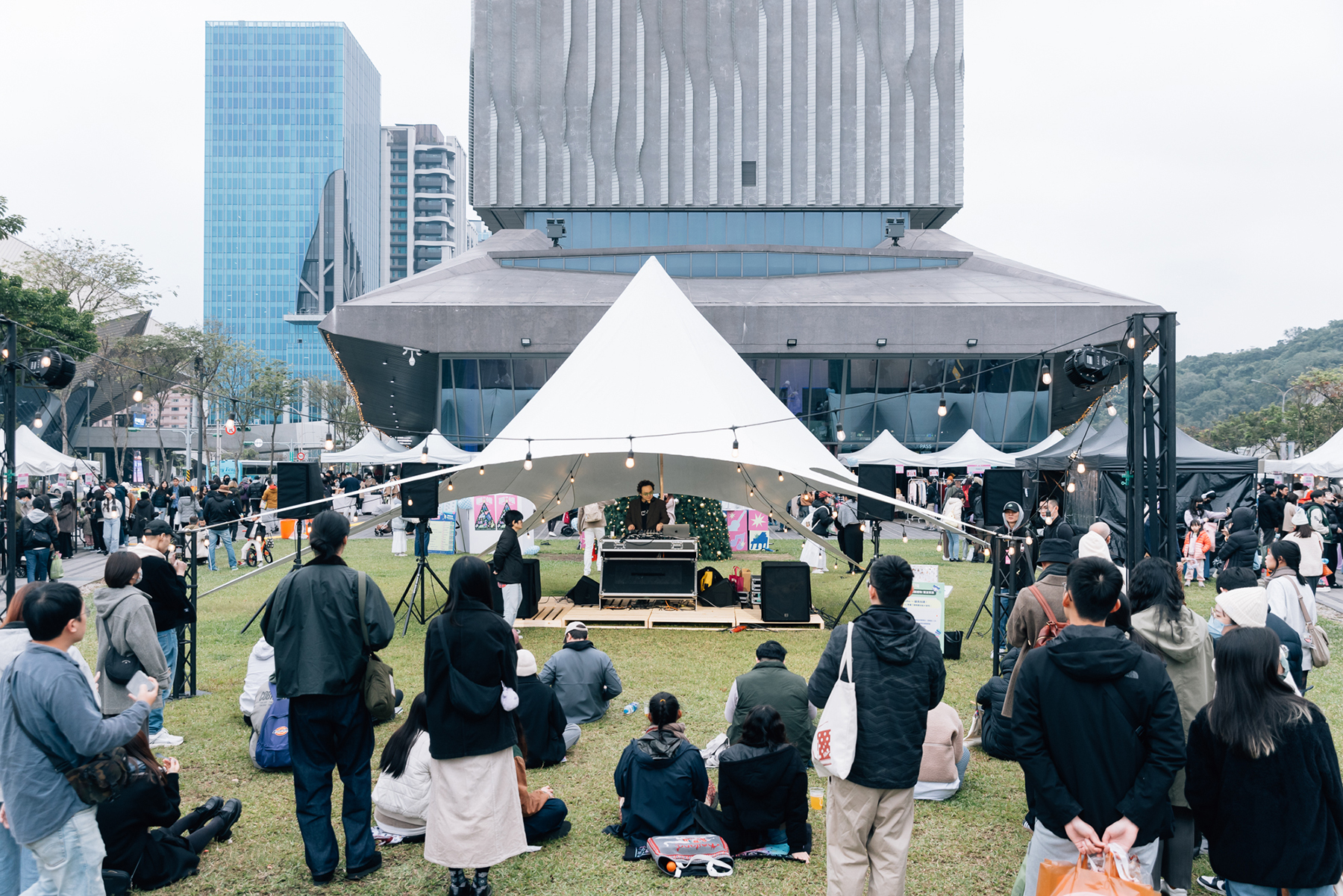 不分年齡、性別、國籍，所有人都可以在這裡找到自己喜愛的音樂。