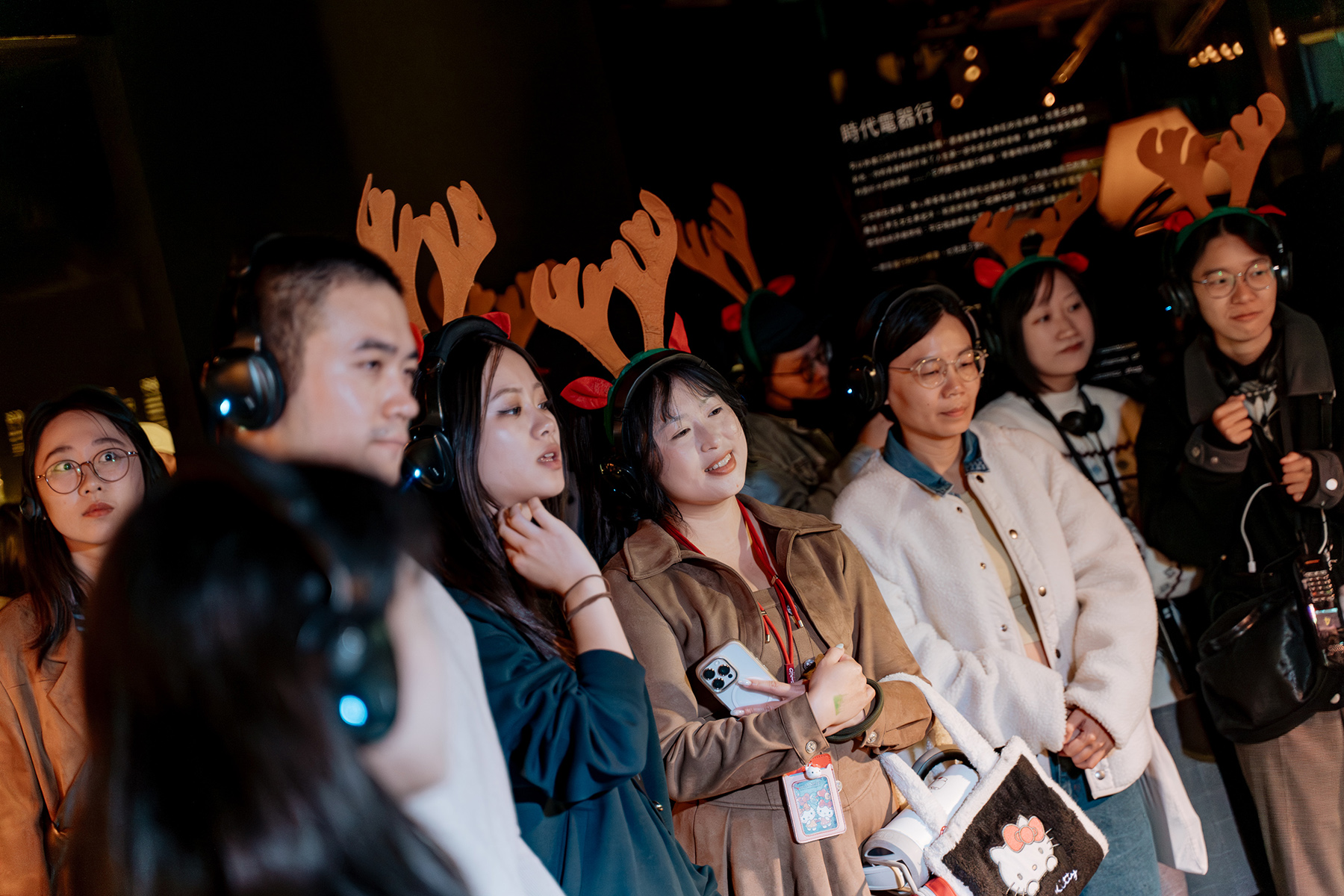 北流耶誕小鎮的暖身派對在文化館5樓、6樓舉行，參加者須配戴耳機才能聽見DJ的演出。