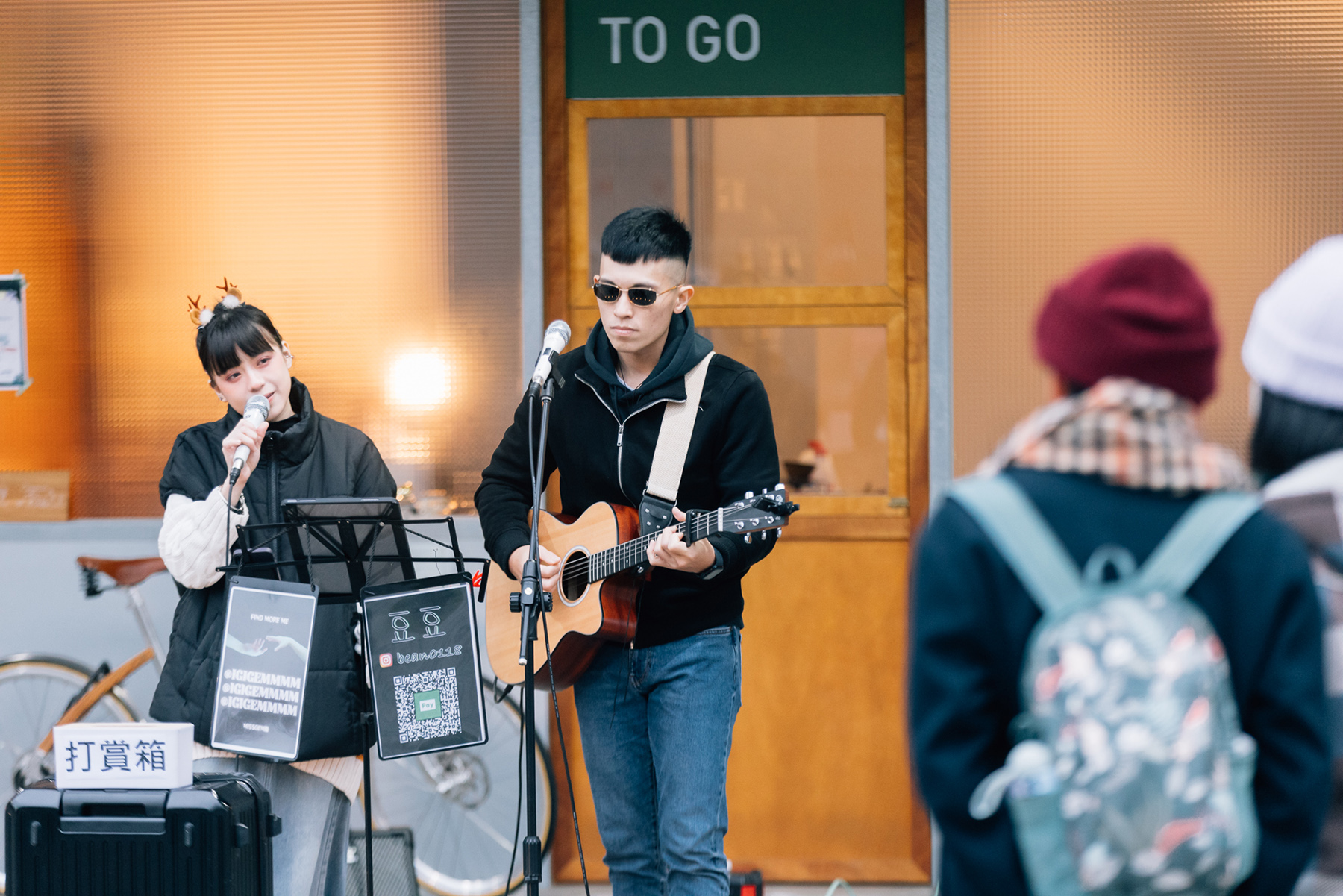 因應店舖大小及演出舒適度，小鎮音樂聚落的部分演出將在戶外進行