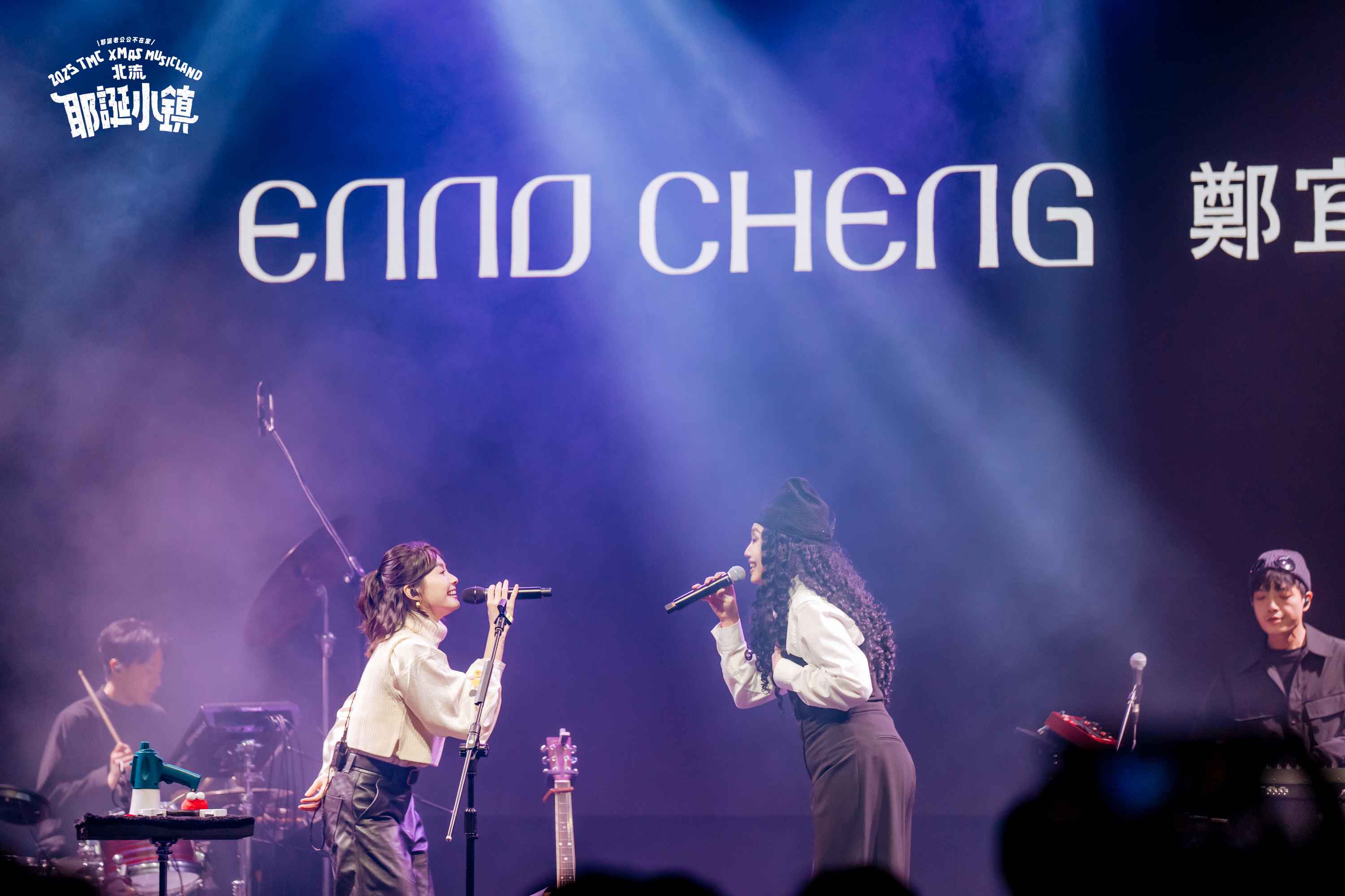 鄭宜農（圖左）與 SherryZ 鄭雙雙（圖右）兩人合體演唱北流五週年音樂共創歌曲〈Right Here〉。圖/北流提供