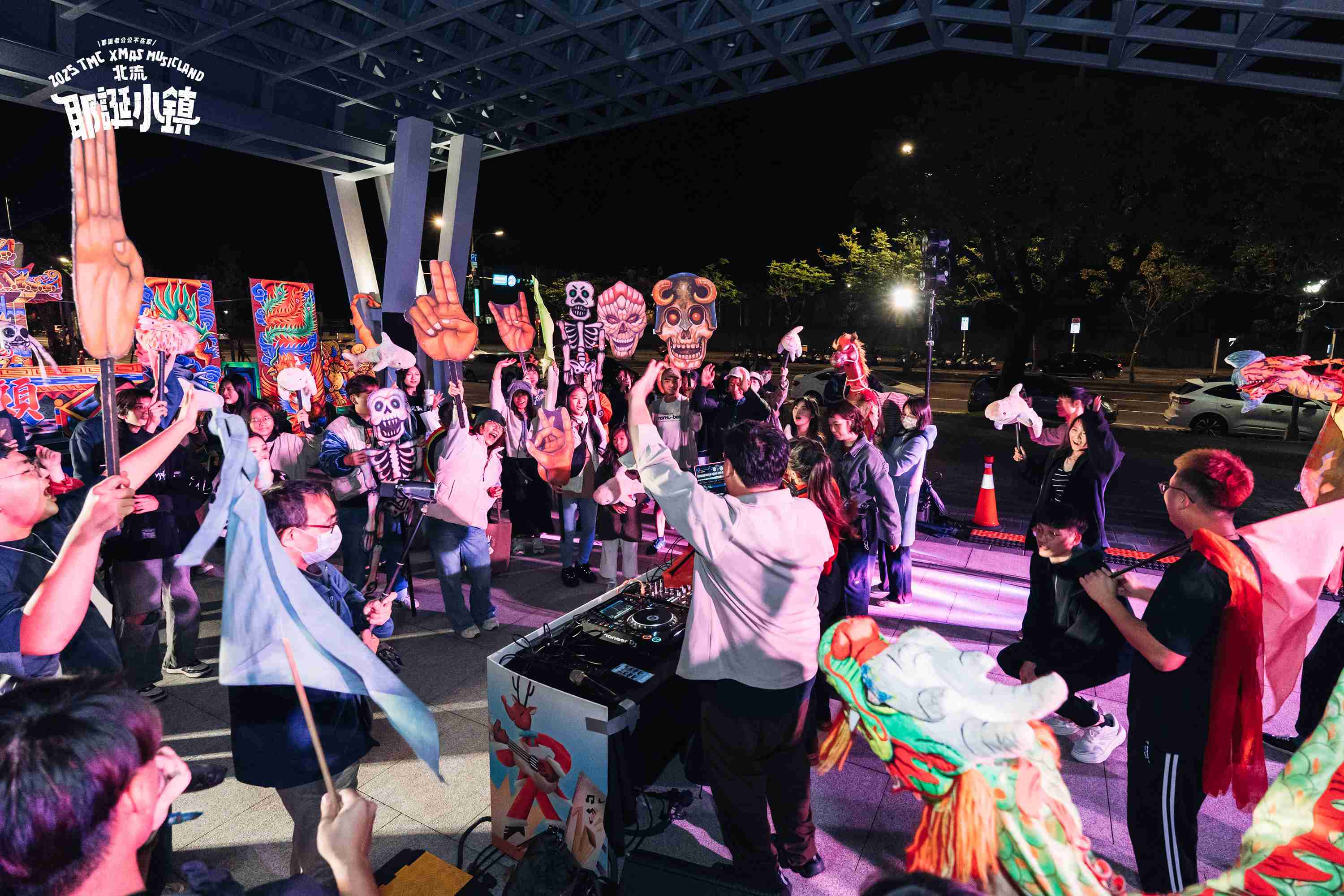 「臺語大聯盟 民生電氣 DJ ChiLL X 蘇俊穎掌中木偶劇團」DJ 與布袋戲跨界共演，走進園區與觀眾近距離互動，為耶誕小鎮帶來充滿驚喜的演出。圖/北流提供