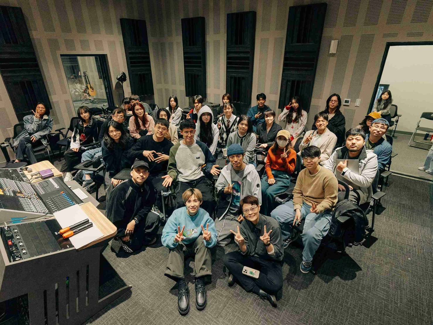 北流首辦「演唱會學院」實戰培育課程，最終成果以金曲歌手呂士軒與王彙筑的實際演出為核心，打造一場完整演唱會。圖為音樂製作課程期間，王彙筑前往排練室與學員進行團練。圖／北流提供