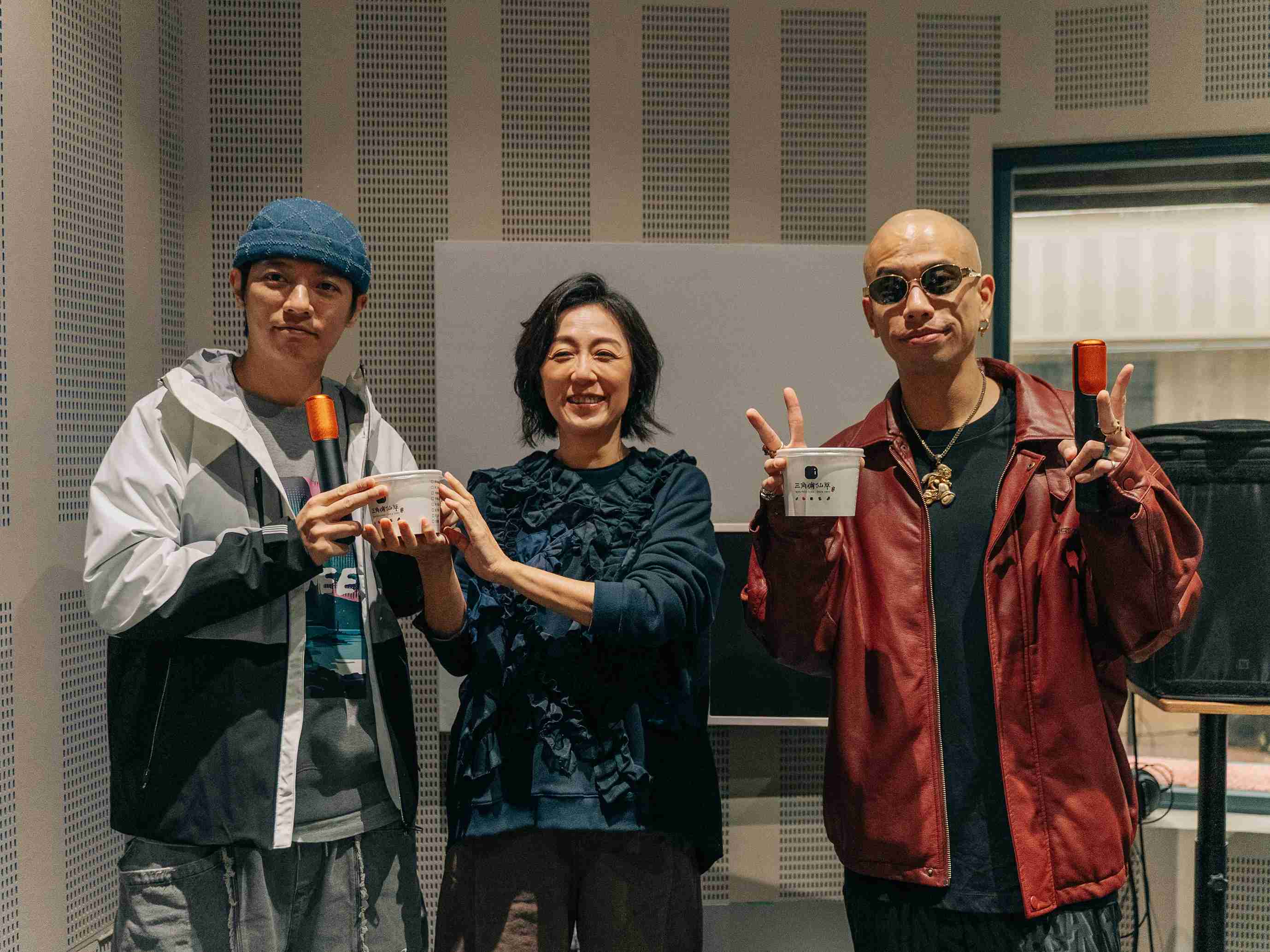 北流董事長黃韻玲日前驚喜現身排練室，並特地送上湯圓為當日授課老師梯依恩（左一）、金曲歌手呂士軒（右一）和學員們加油打氣。圖／北流提供