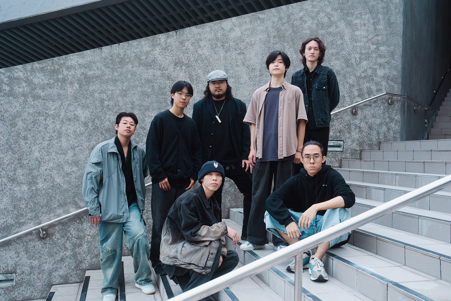 梁河懸 Liang-Chord 成員：謝秉良(Vo.)、任孝玹(Gt.)、陳伯彥(Ba.)、申晙曄(KB.)、劉譯名(Dr.)；過敏症候群成員：陳竑宇(Vo.)、張惟碩(Dr.)