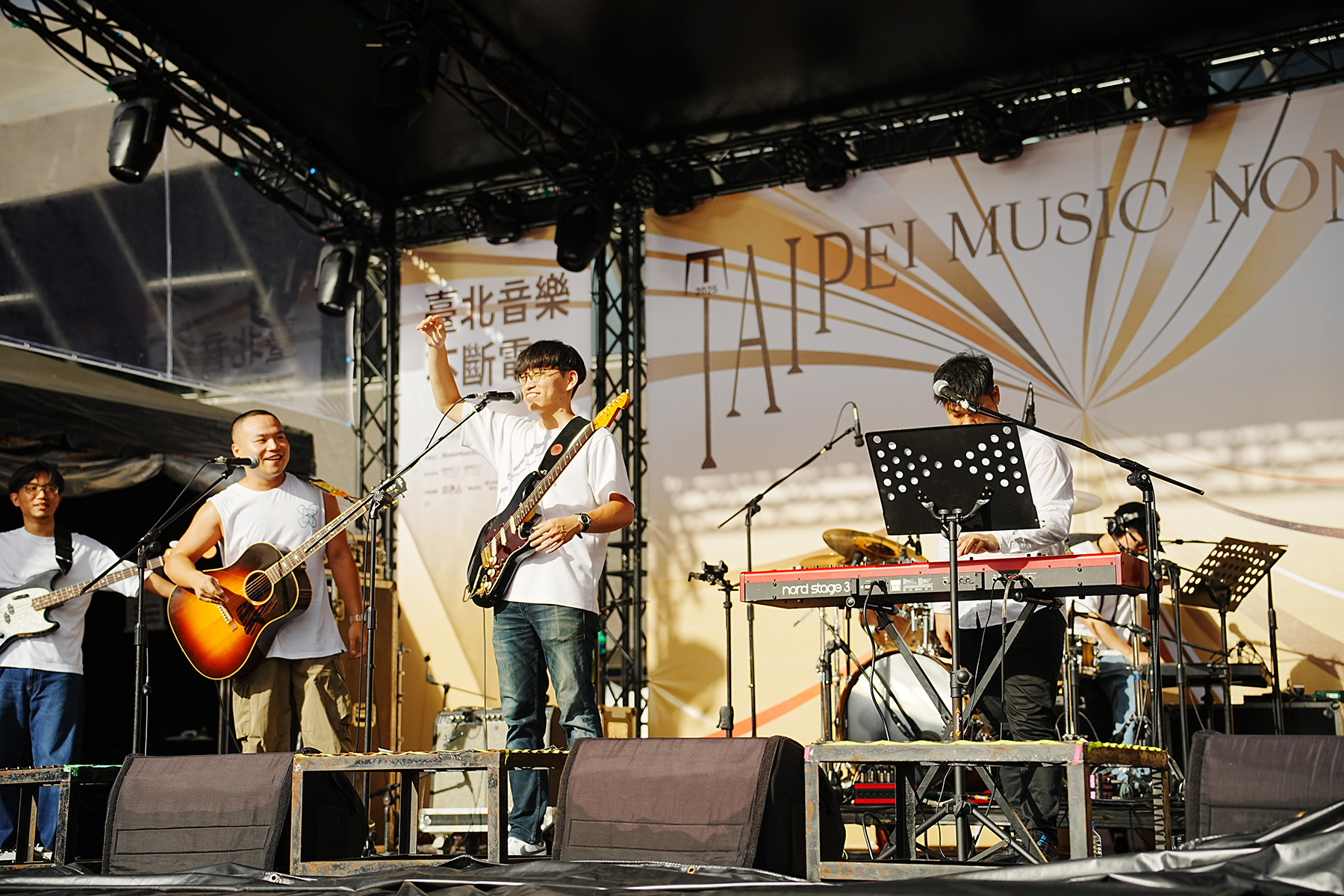 決賽國際評審石井慎一評價 Yao 的現場營造絕佳的律動感，歌詞幽默與獨特觀點，蘊含社會性非常耐聽。