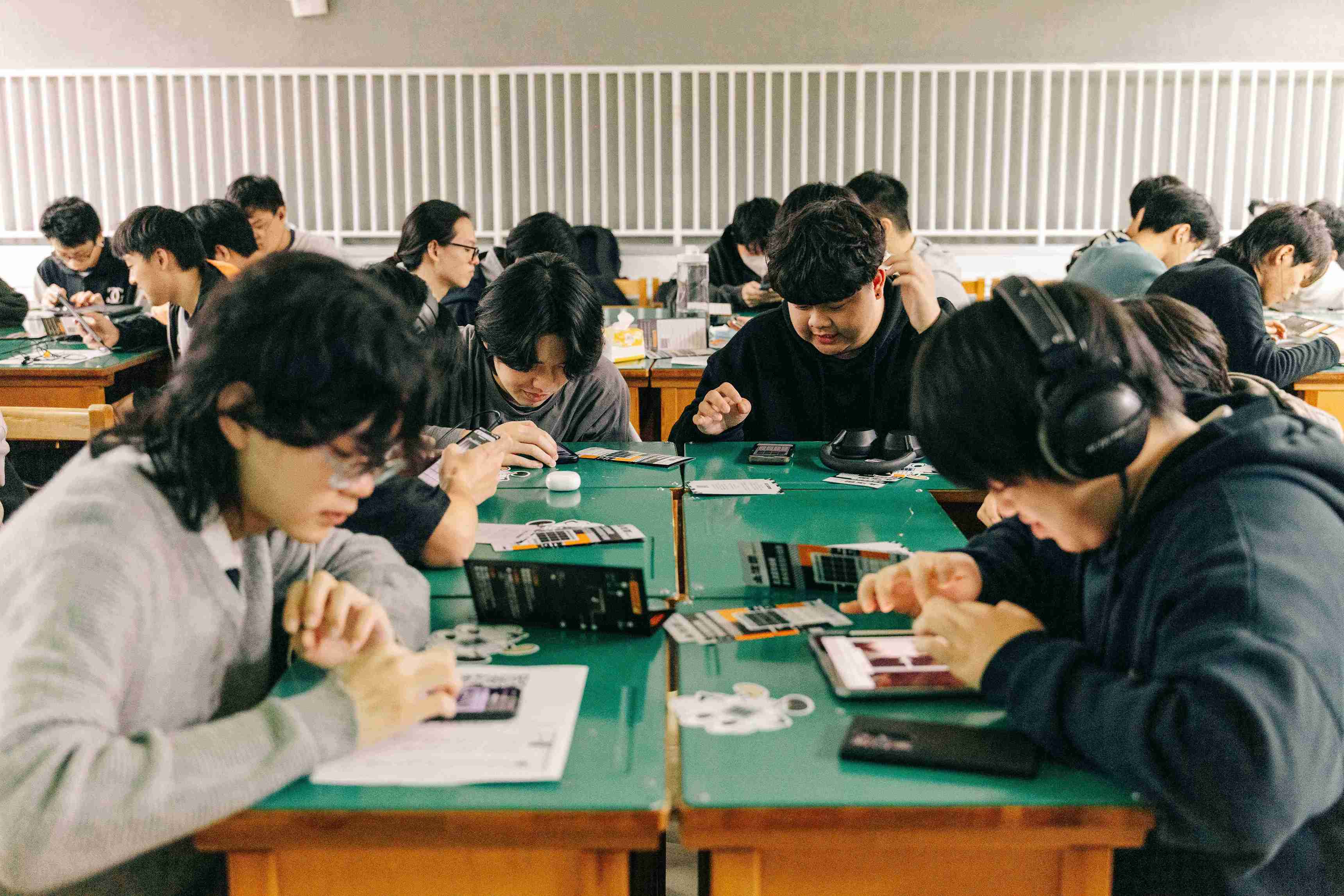 北流近期走訪全臺20所校園，完成北流雲取樣機校園巡迴計畫。圖為成功高中學生在課堂上使用取樣機編曲並聆聽成果。圖／北流提供