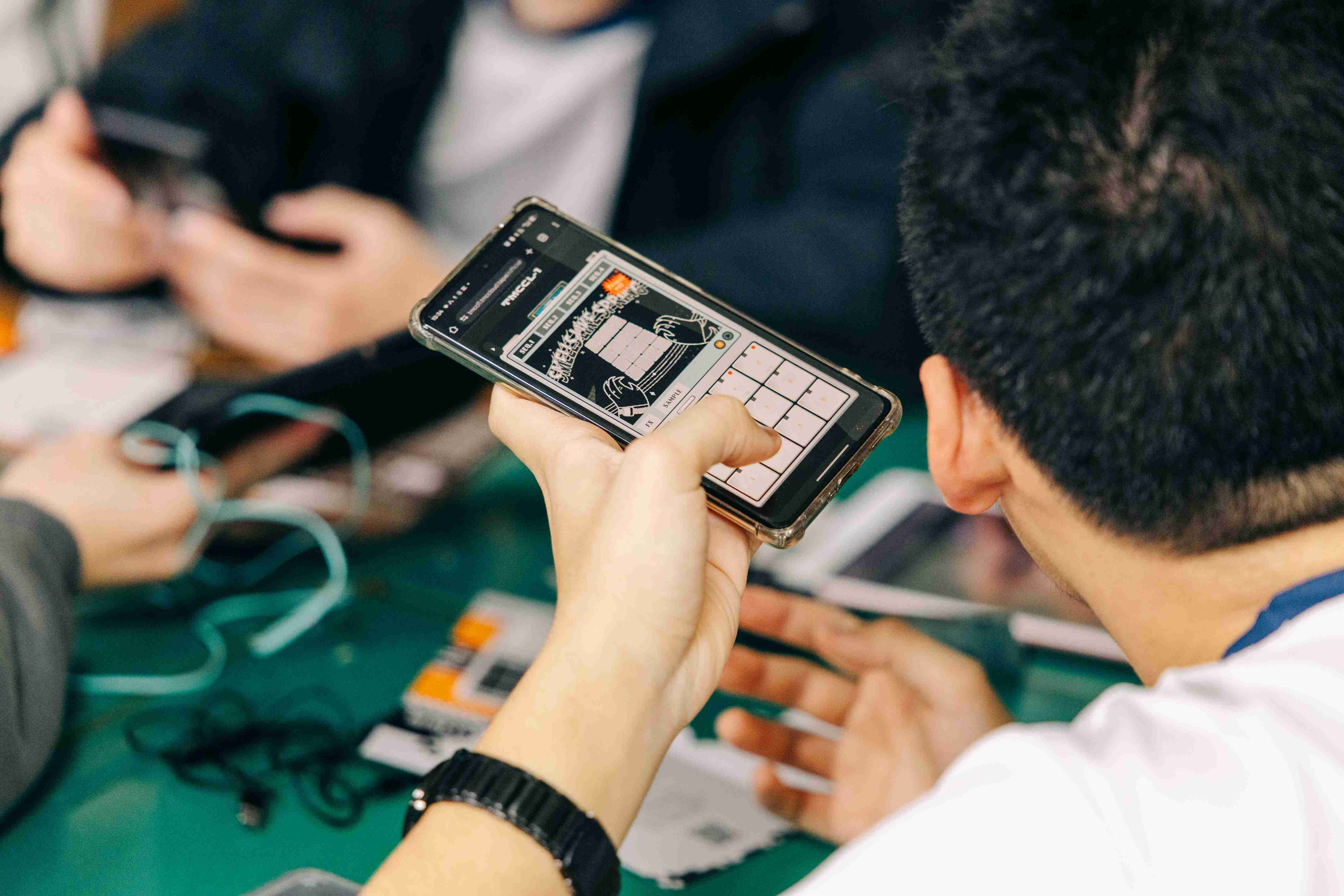 北流近期走訪全臺20所校園，完成北流雲取樣機校園巡迴計畫。圖為成功高中學生在課堂上使用取樣機編曲並聆聽成果。圖／北流提供