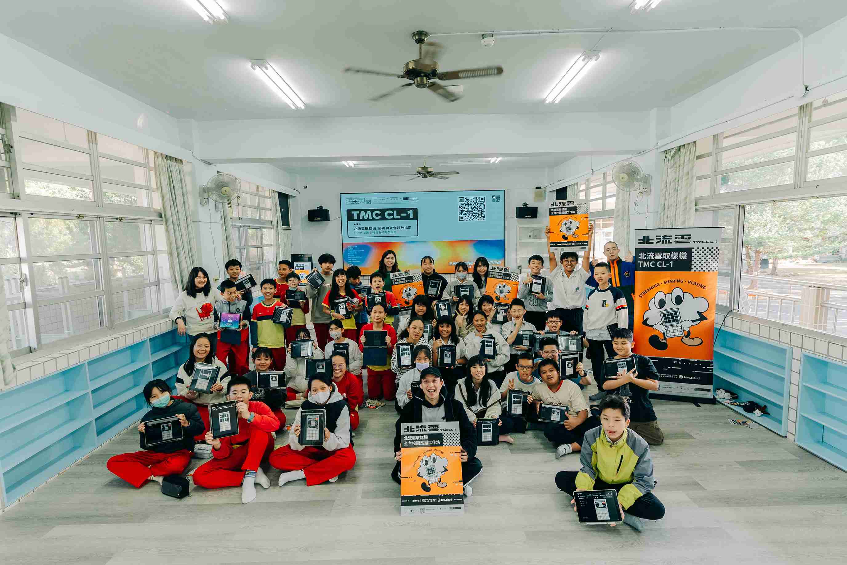 北流近期走訪全臺20所校園，完成北流雲取樣機校園巡迴計畫。圖為南投縣埔里鎮愛蘭國小生課後大合照。圖／北流提供