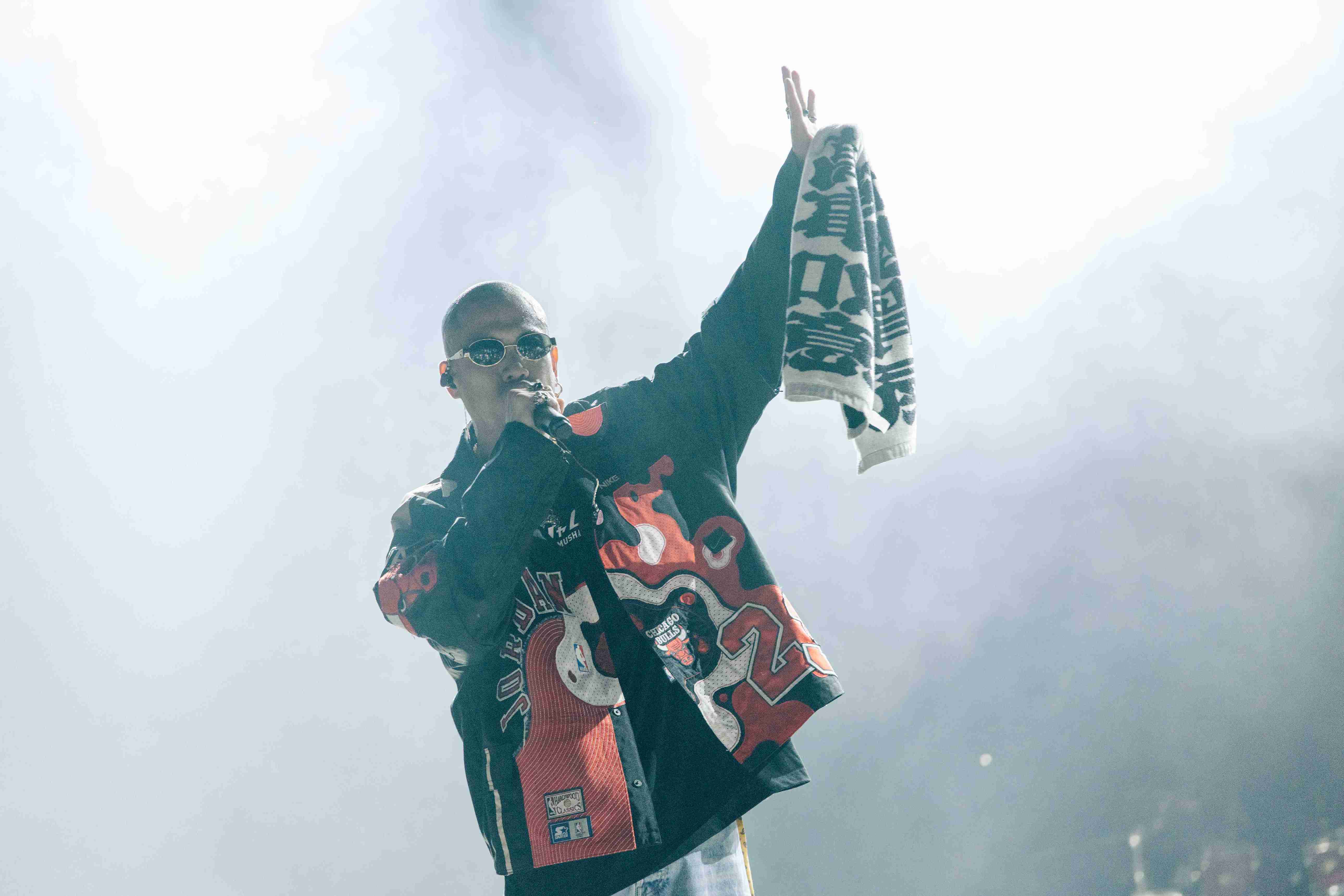  演唱會下半場由呂士軒以「Life’s a Game」為主題登場，歌曲搭配節奏感十足的燈光設計，呂士軒邊唱邊舞、帥氣甩動毛巾，帶動觀眾一起搖擺，將現場氣氛推向最高潮。圖／北流提供