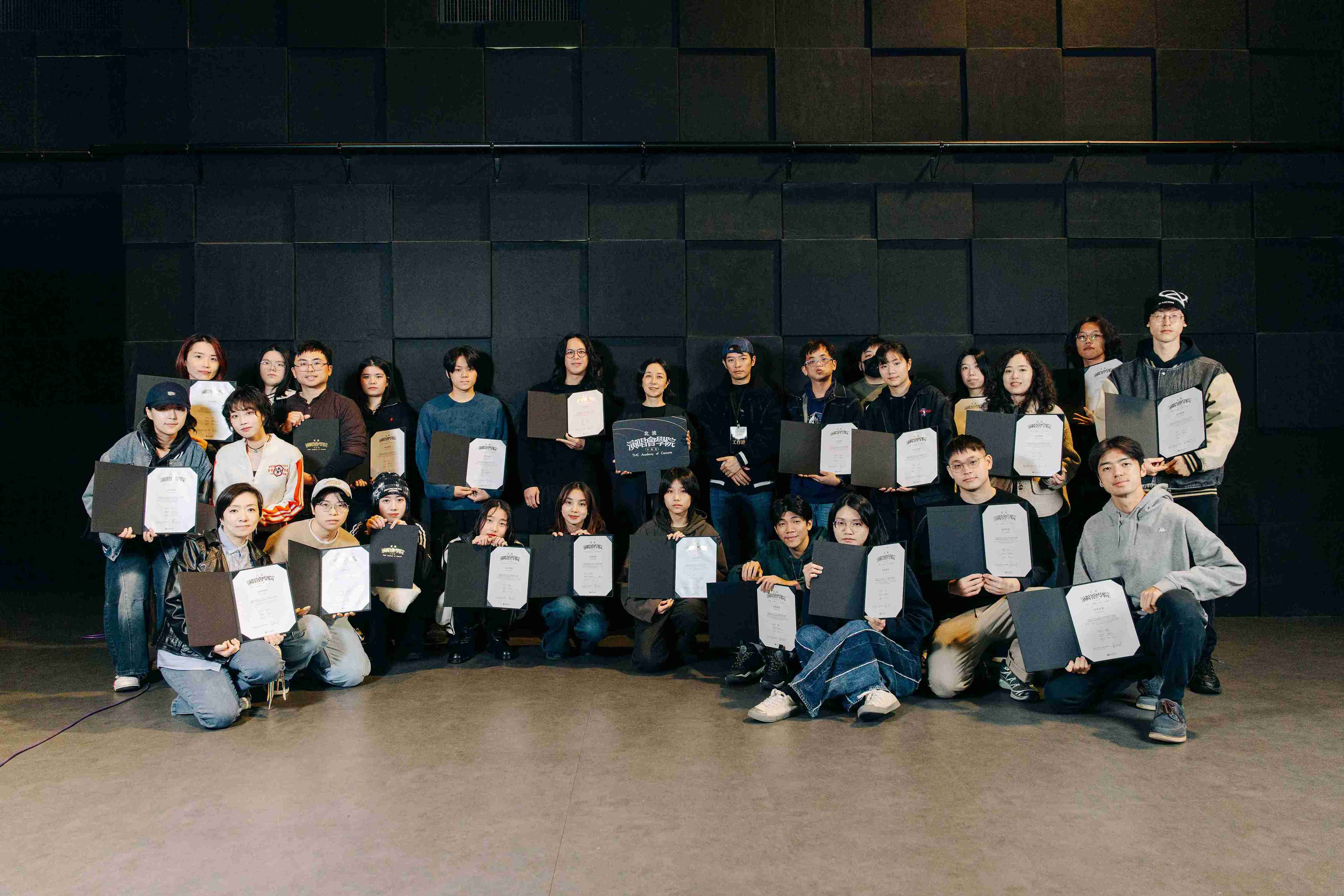 演唱會學院學員獲得北流董事長黃韻玲親自頒發的結業證書。圖／北流提供