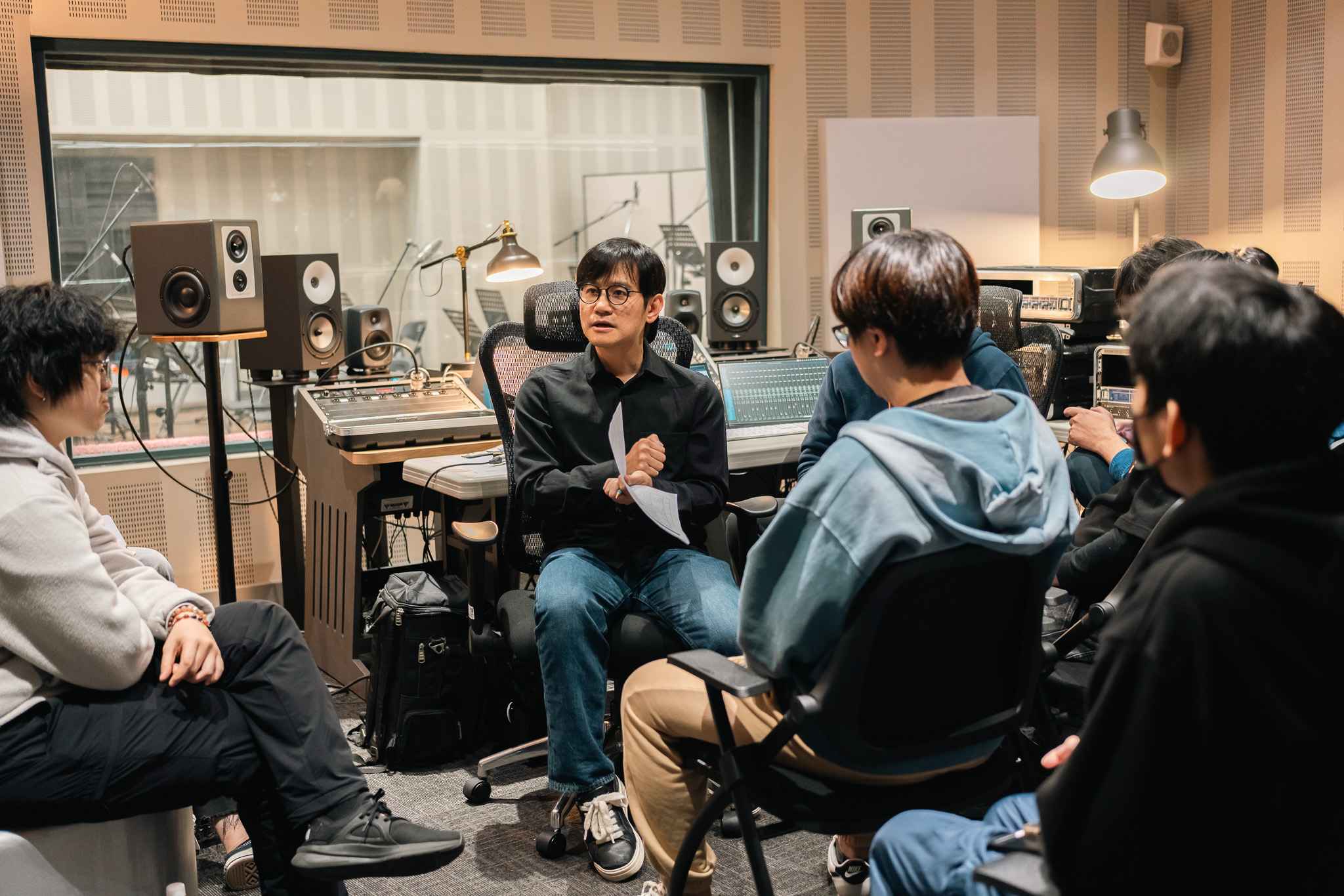 北流攜手三金音樂製作人陳建騏舉辦《金曲與交響樂改編錄音觀摩》活動，開放學員近距離觀摩陳建騏與錄音師林尚伯、朱品豪，以及樂手團隊「布袋青少年交響樂團（BYSO）」合作錄製金曲歌后魏如萱在《2026 WE ARE 我們的除夕夜》的演出歌曲〈HAVE A NICE DAY〉。圖為陳建騏向學員解說。圖/北流提供