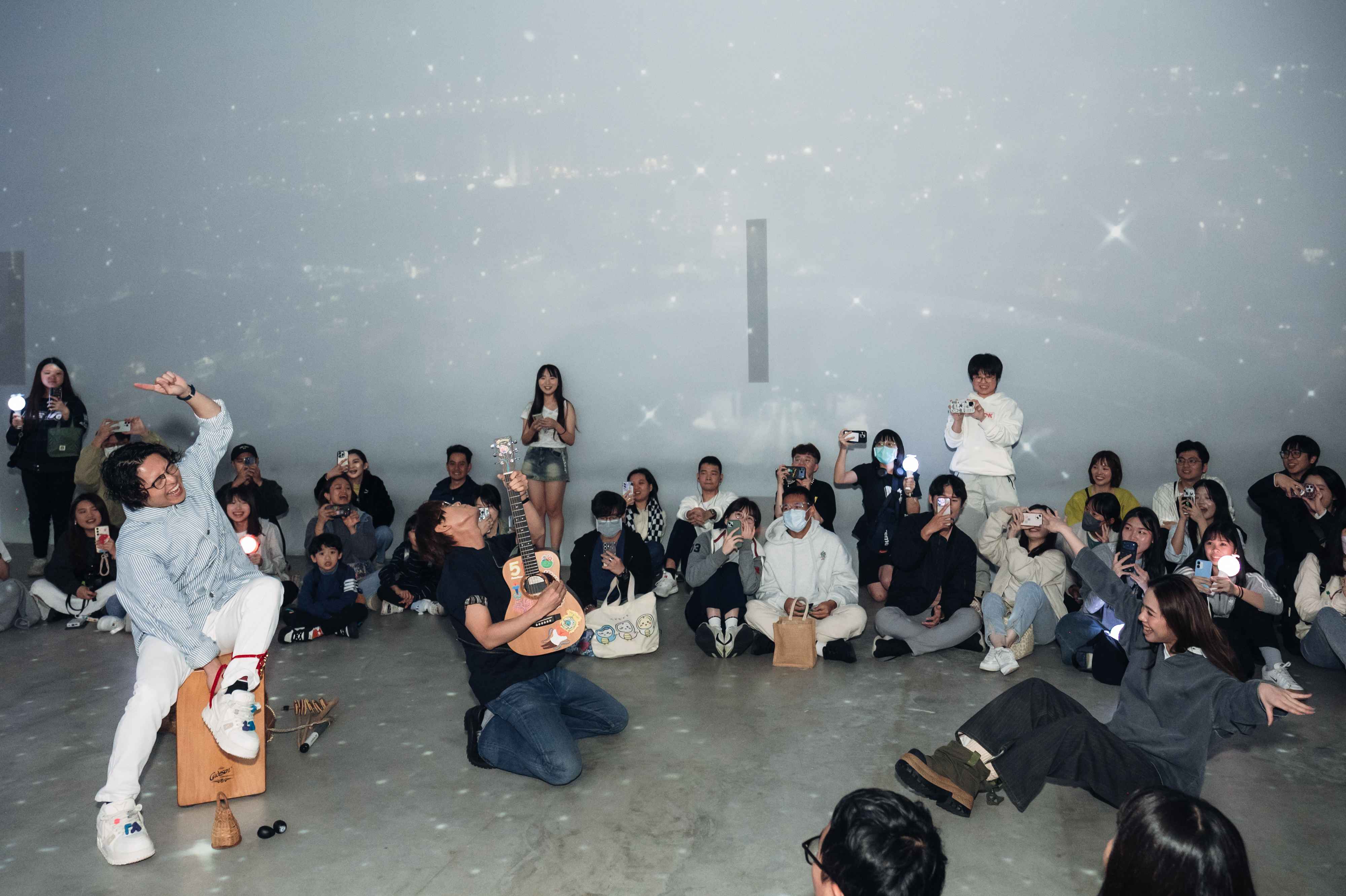 告五人日前快閃北流常設展的演唱會展區，現場觀眾驚喜不已，並隨旋律齊聲合唱。圖/北流提供