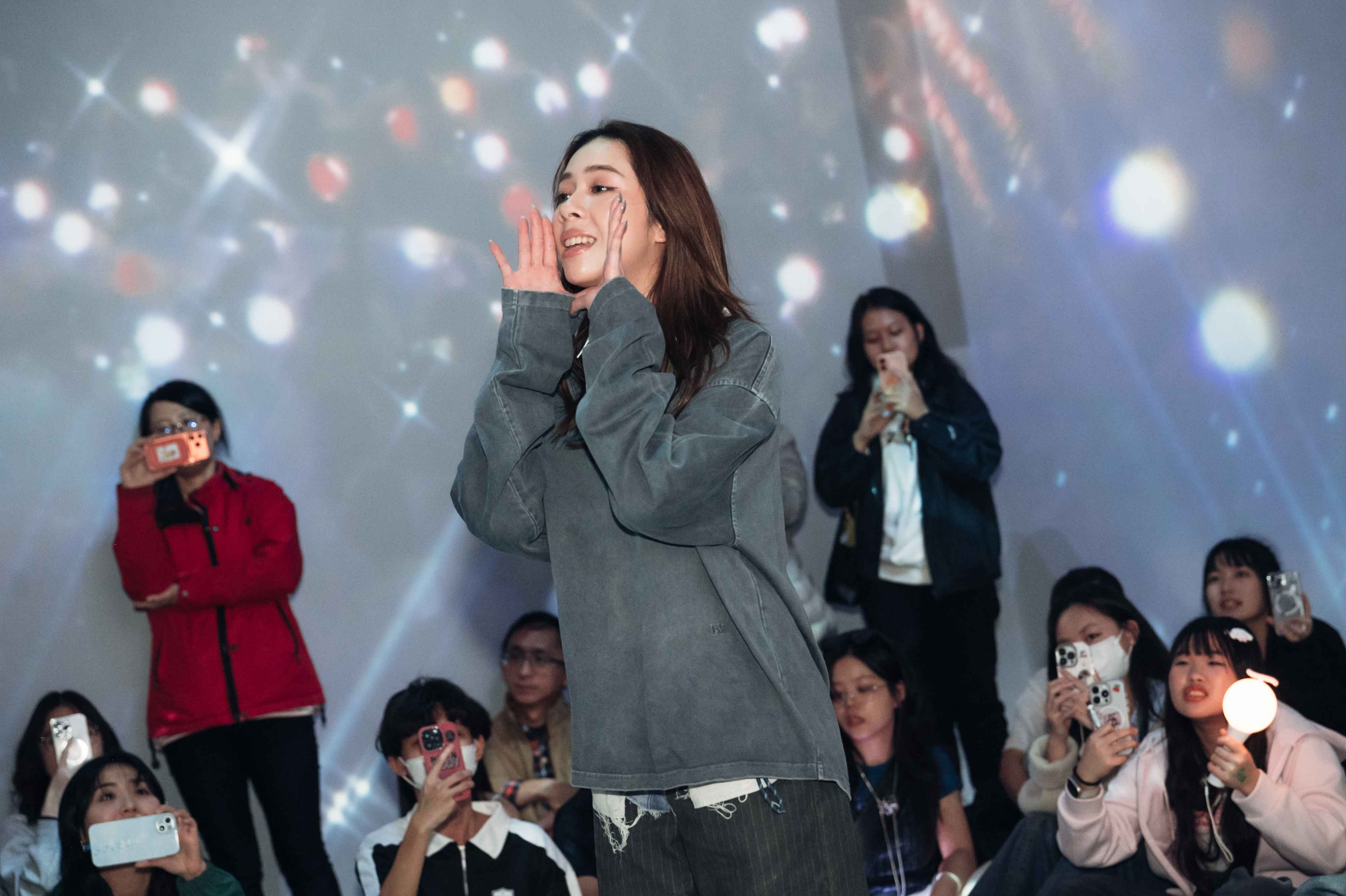 告五人主唱犬青於展區演唱，帶領觀眾沉浸於音樂氛圍。圖/北流提供