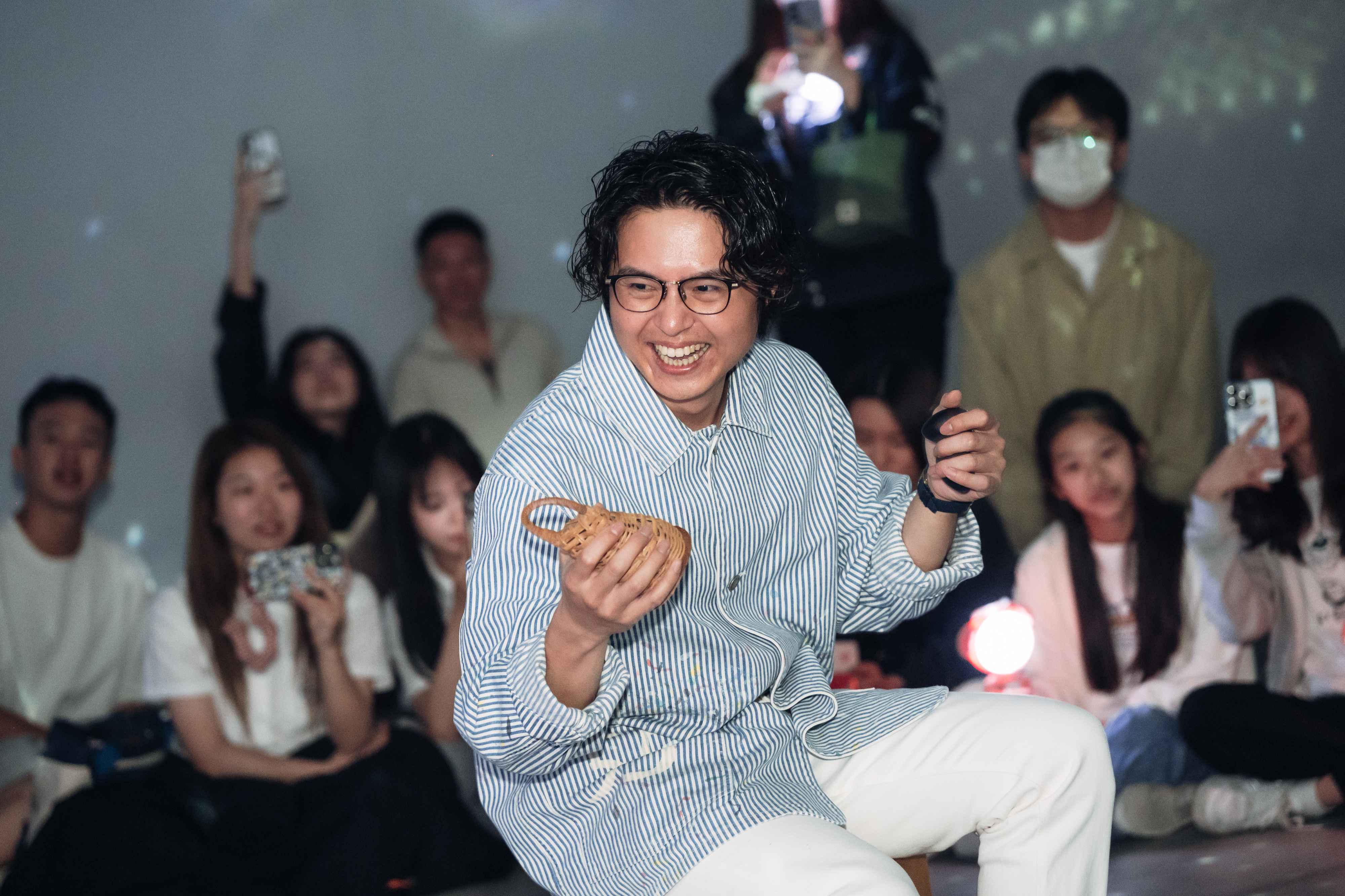 告五人鼓手哲謙以木箱鼓與沙鈴等樂器伴奏，一邊與觀眾互動。圖/北流提供