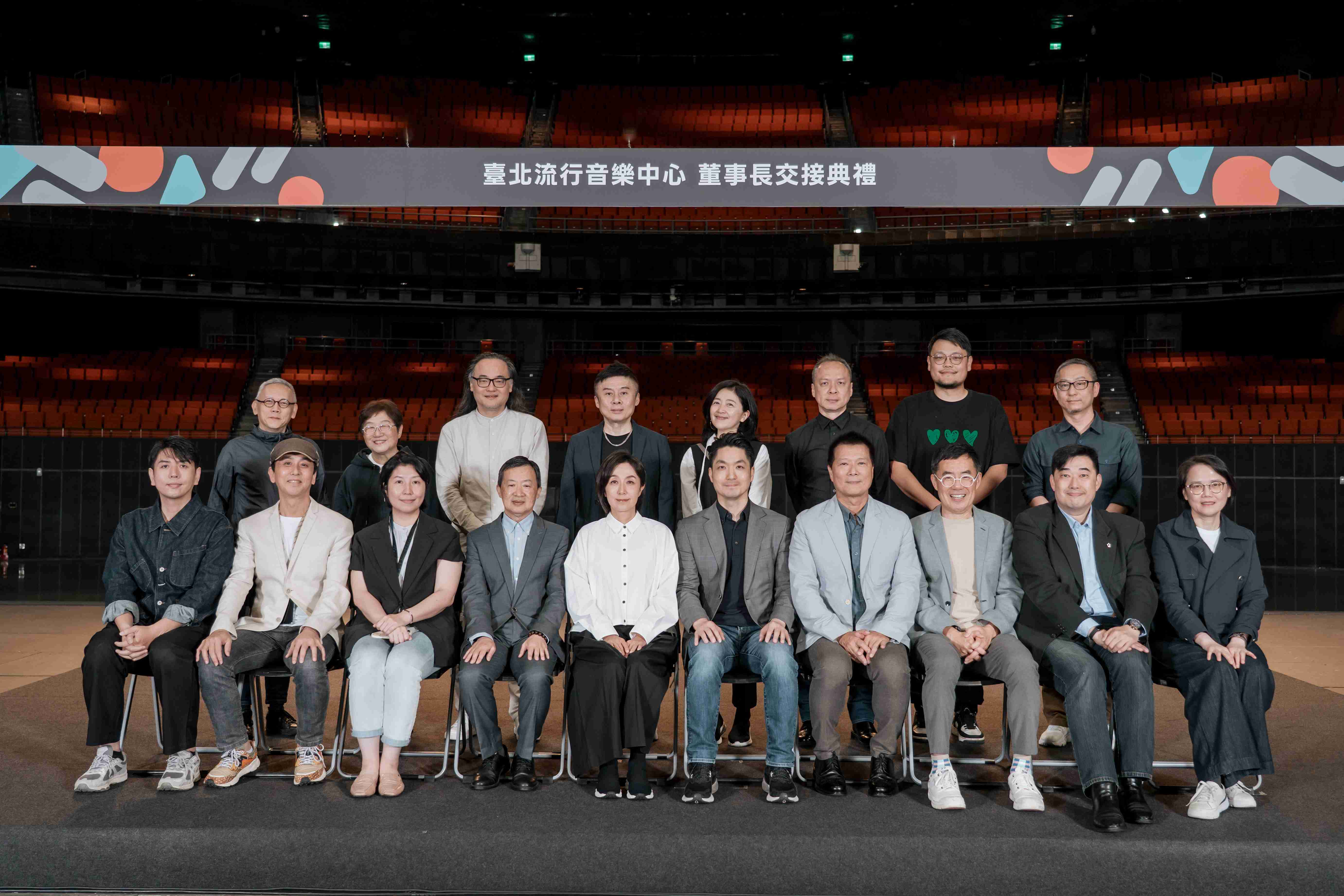 臺北市長蔣萬安(前排右起五)與北流團隊合影。圖/北流提供