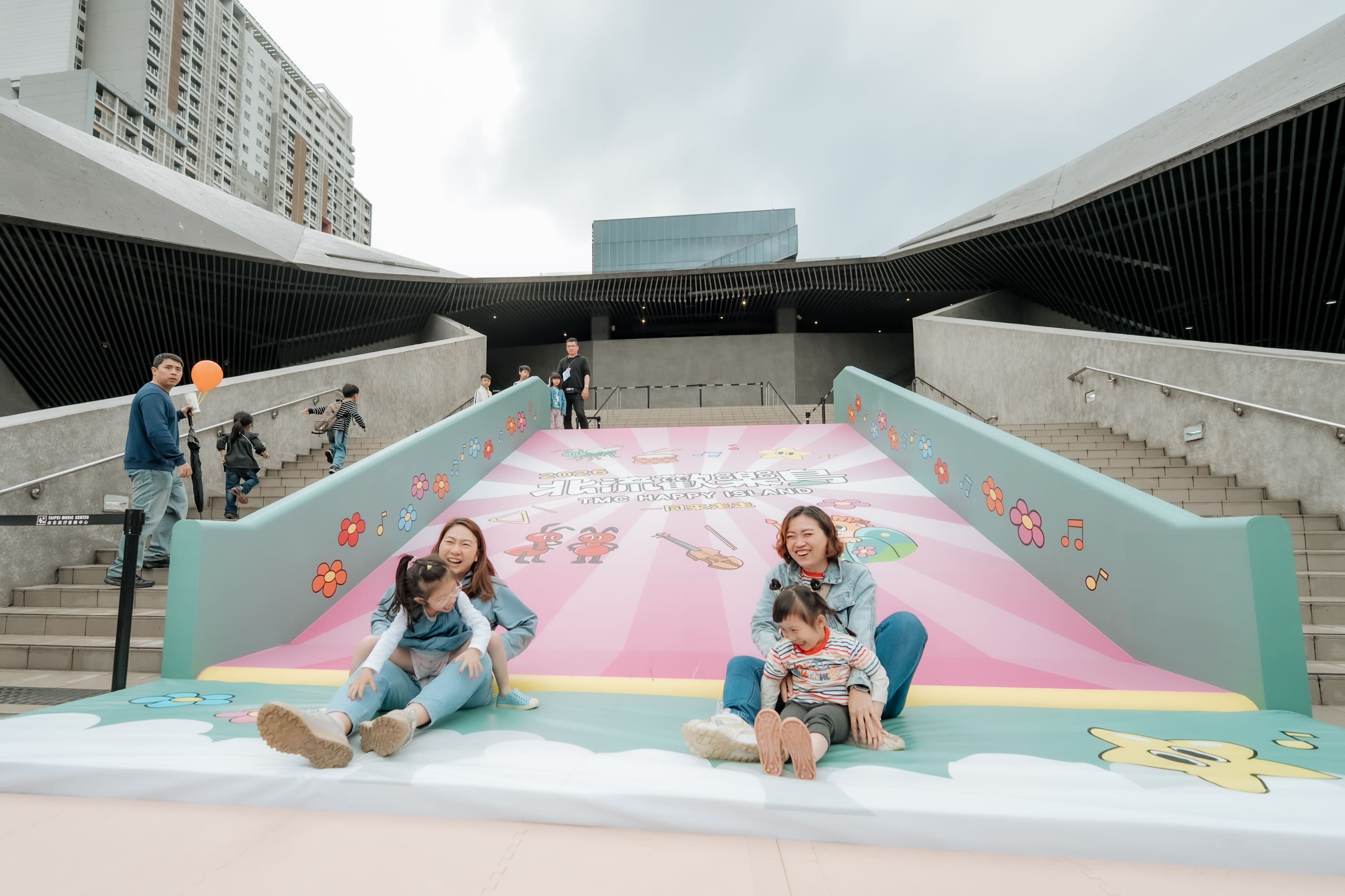 復古童玩驚喜放大！北流南基地化身巨人國，許多家長帶著孩子在雨中合力闖關，大人玩得比小孩還開心。