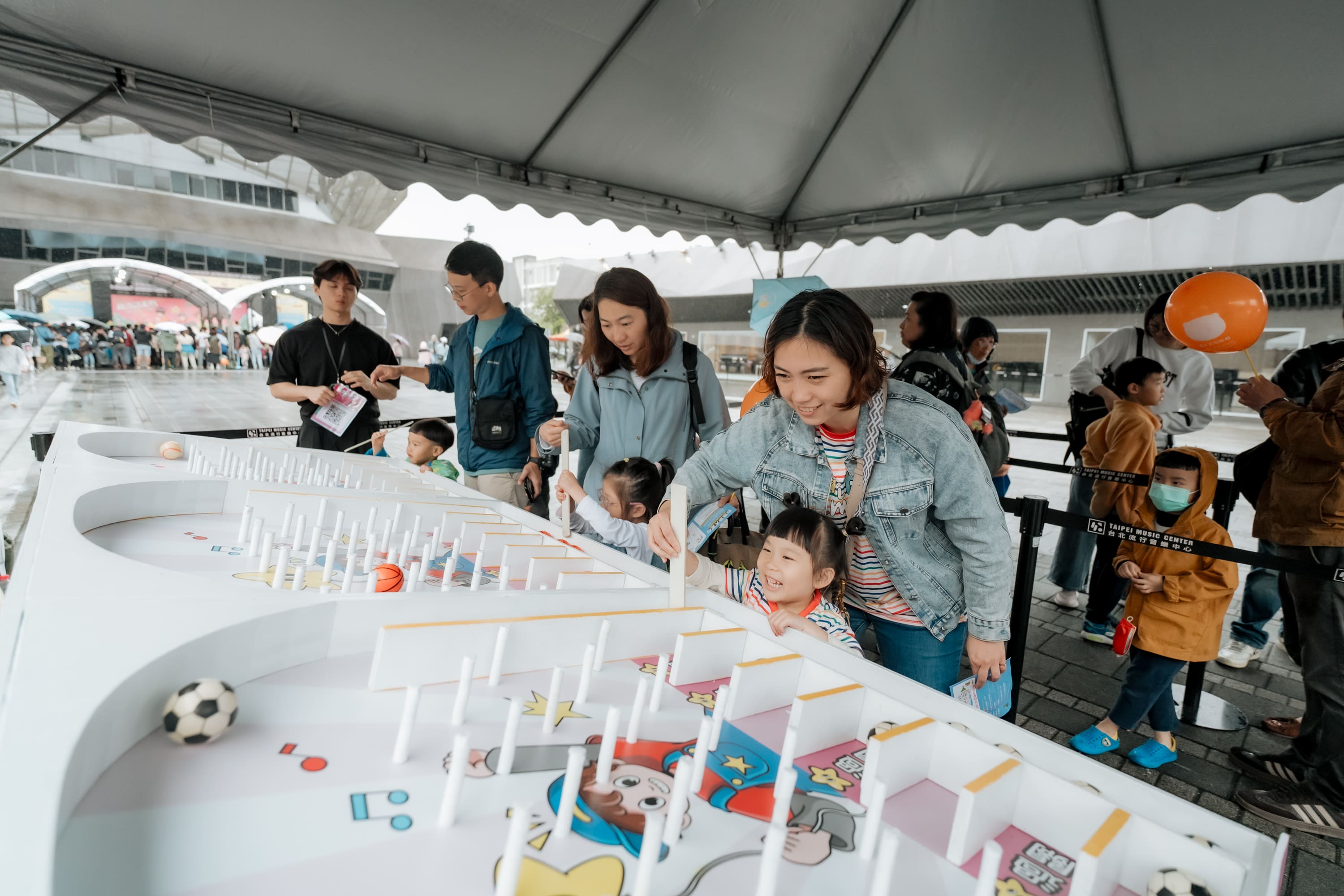 北流將彈珠台驚喜放大，吸引大小探險家合力挑戰，在闖關中體驗感官探索樂趣。