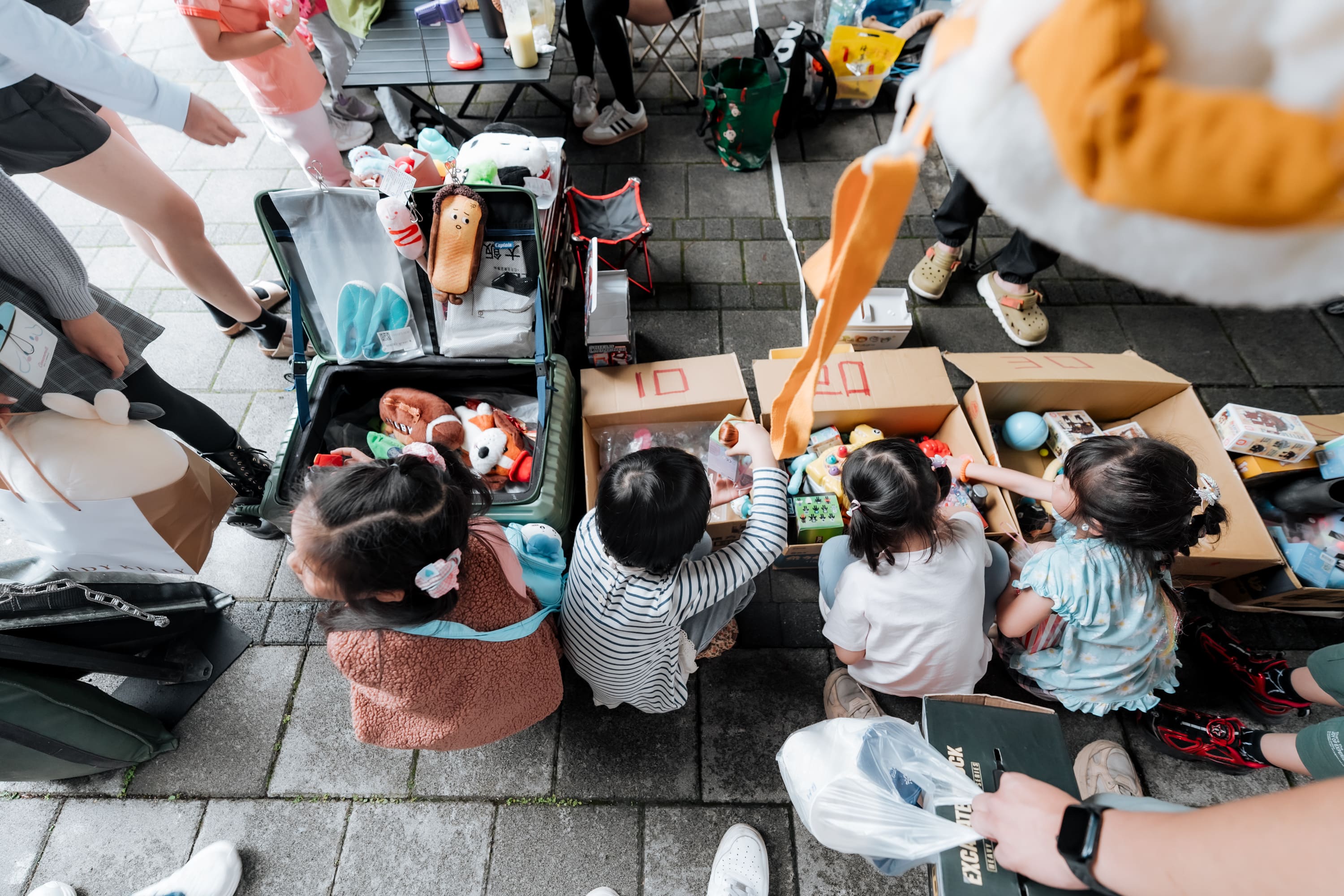 「小樹市集」匯集多達500個攤位，孩子在「尋寶」過程中實踐永續理念。