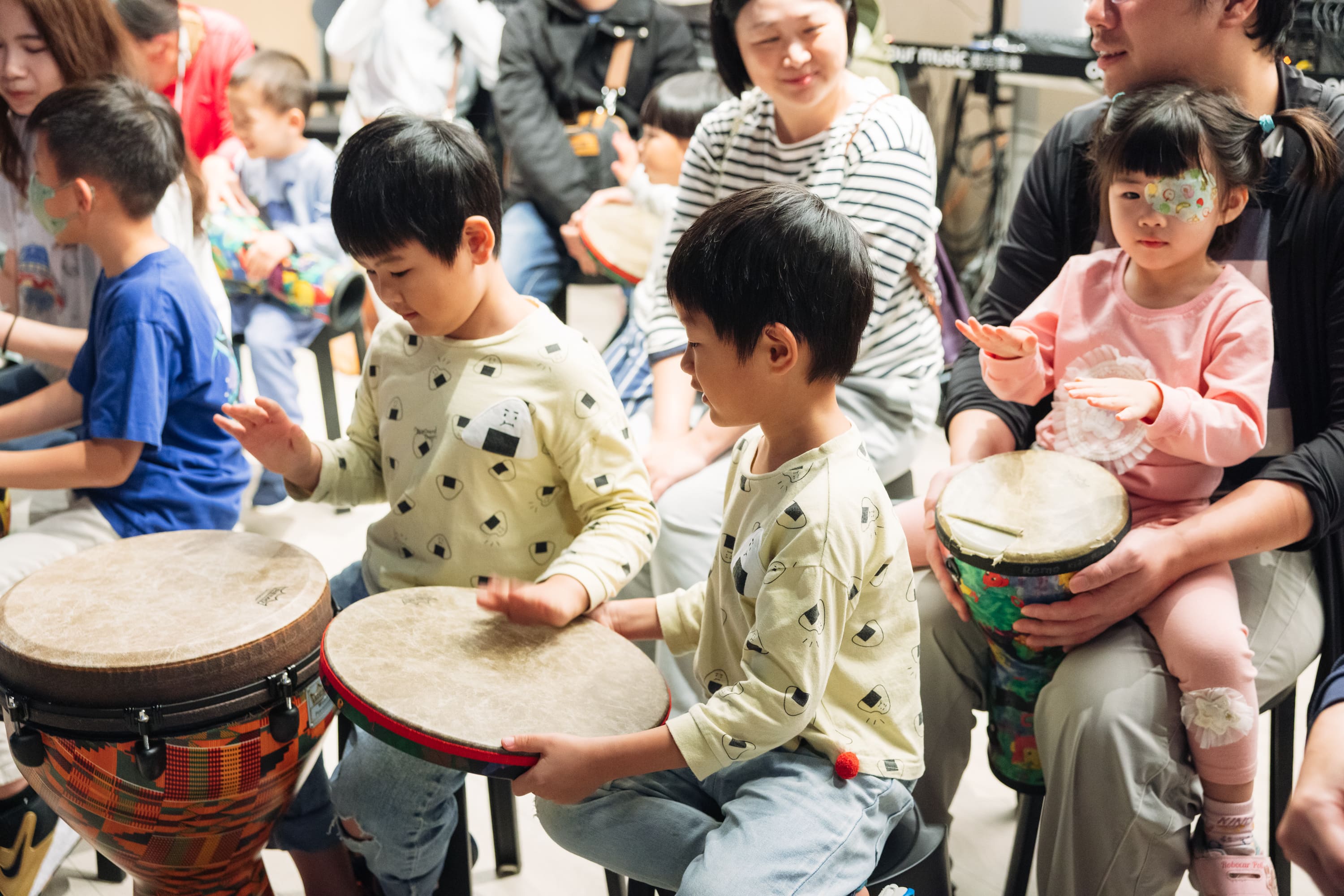 北流深耕音樂教育，「歡樂島大師課」提供職人級引導，孩子專注體驗打擊樂器，自在玩樂不設限。