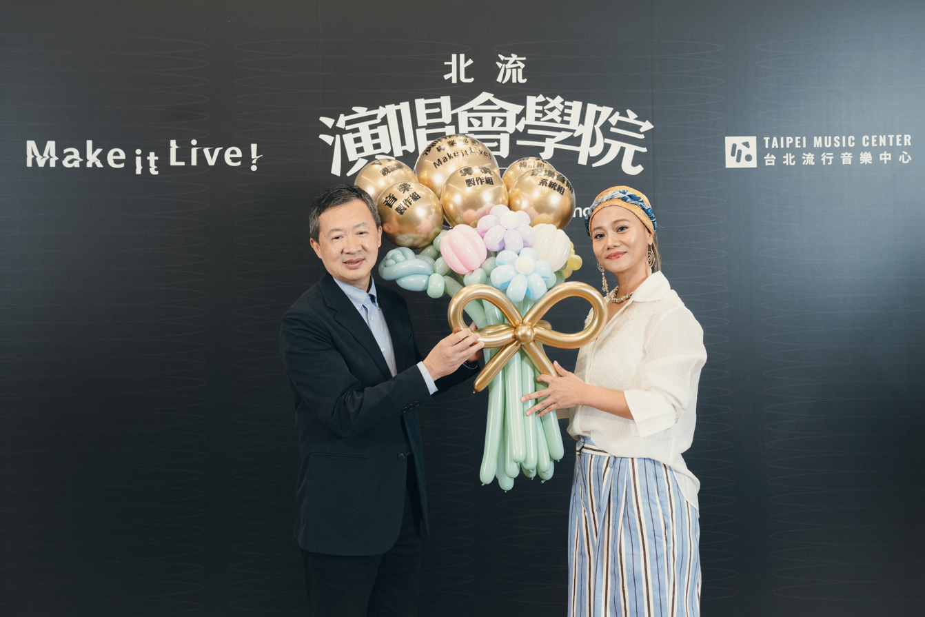 北流董事長梁序倫親獻ABAO 阿爆五大認證氣球，象徵演唱會學院專業精神持續傳承。圖/北流提供