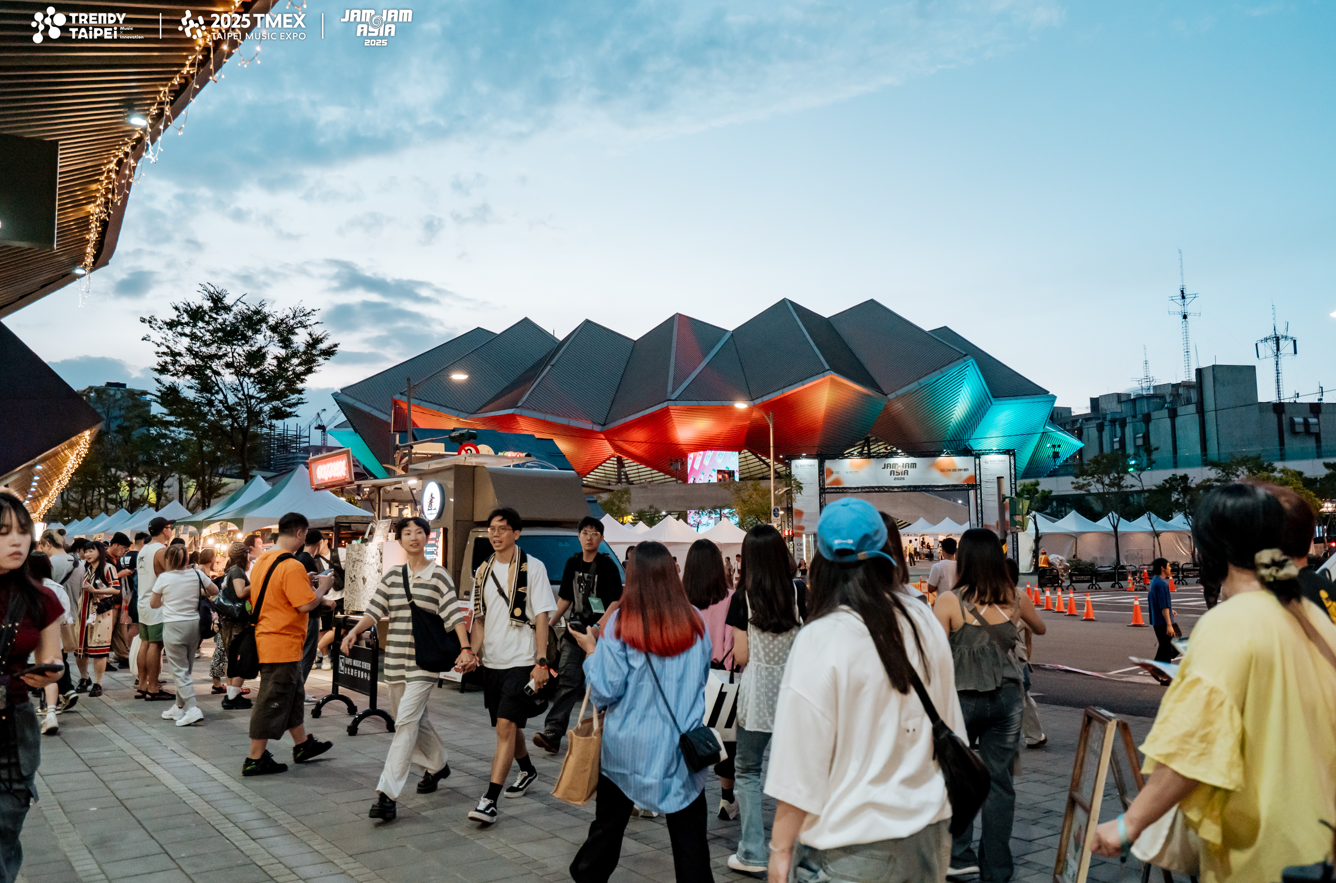 2026 TMEX 將再度攜手誠品生活 expo，共同打造戶外市集「誠品百味樂集【鯤島美食饗宴】」，集結近百攤特色美食、文創品牌與風格選物。圖/北流提供