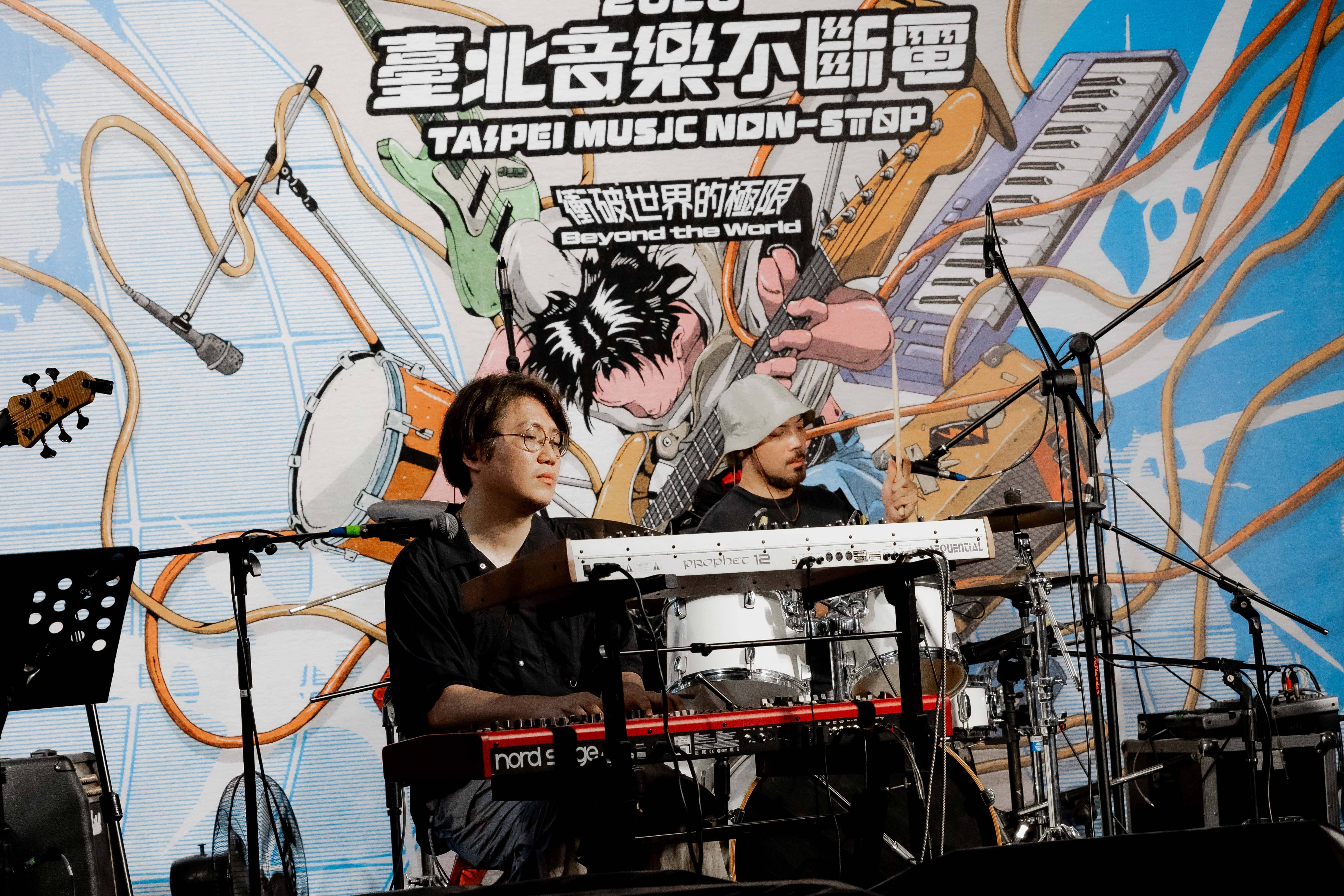 融合 Lo-Fi Beat 與爵士律動的雙人組合「Marswalk」，由鍵盤手Chun（左）與鼓手Ren（右）於臺北流行音樂中心決賽舞台同台飆技。