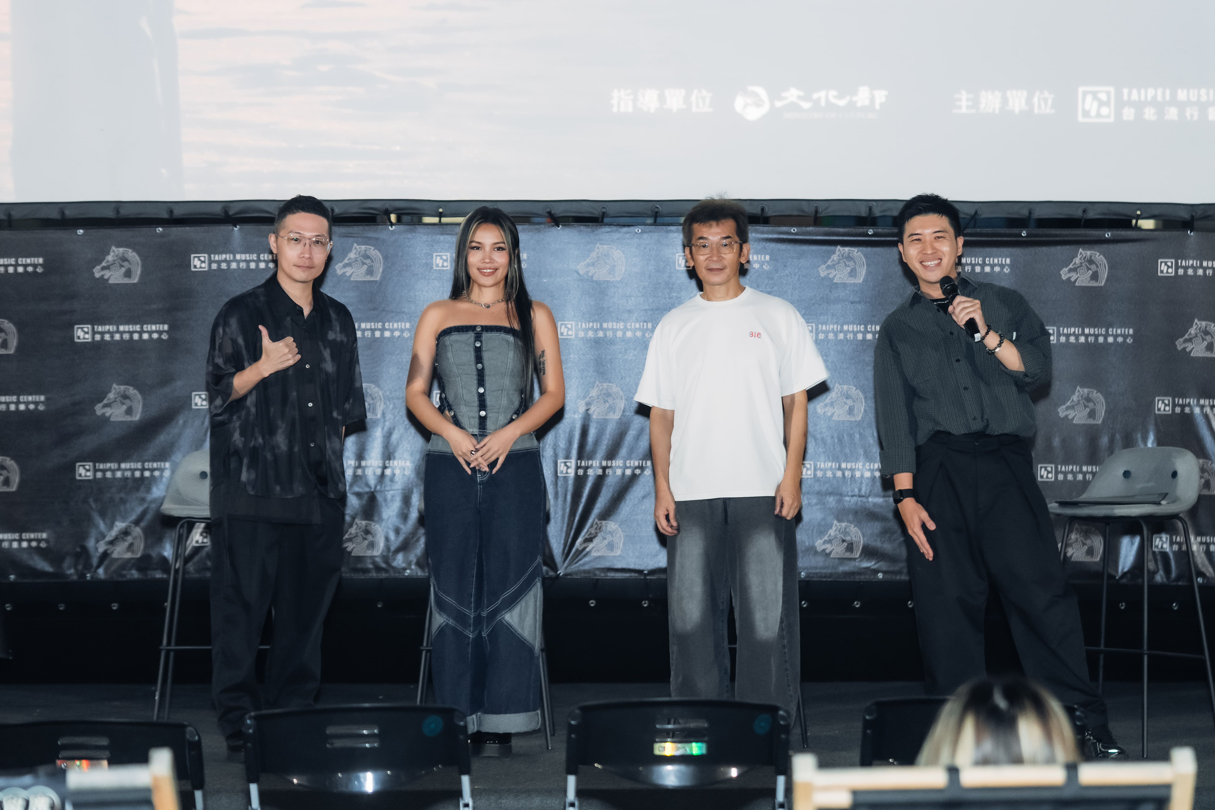 圖2、首場座談以電影《海角七號》主題曲〈無樂不作〉揭開序幕，由原唱范逸臣攜手新生代歌手阿布絲重新詮釋歌曲。