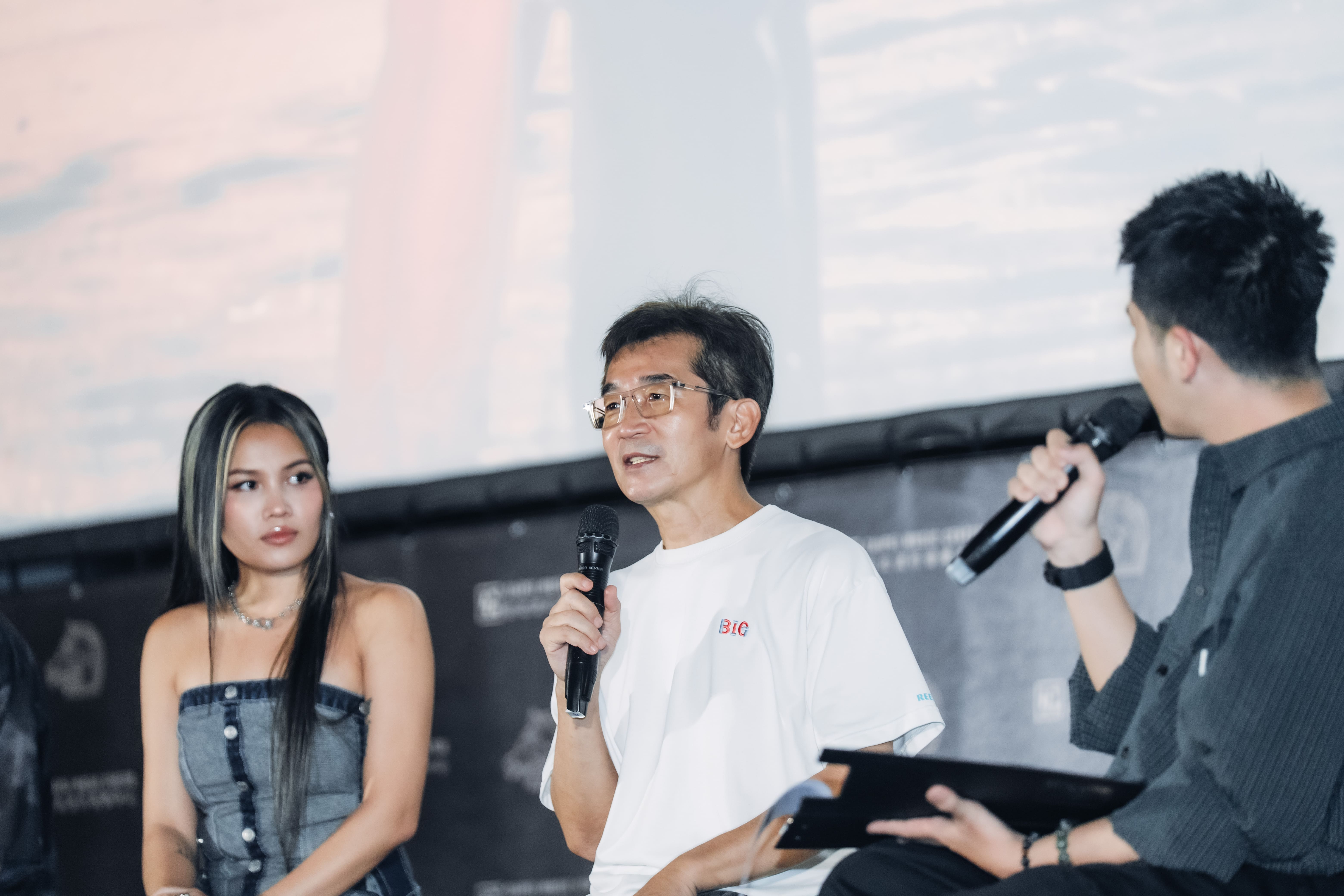 圖3、融合族語與搖滾能量的新版〈無樂不作〉製作人任中強、歌手阿布絲與《海角七號》魏德聖導演，共同對談。