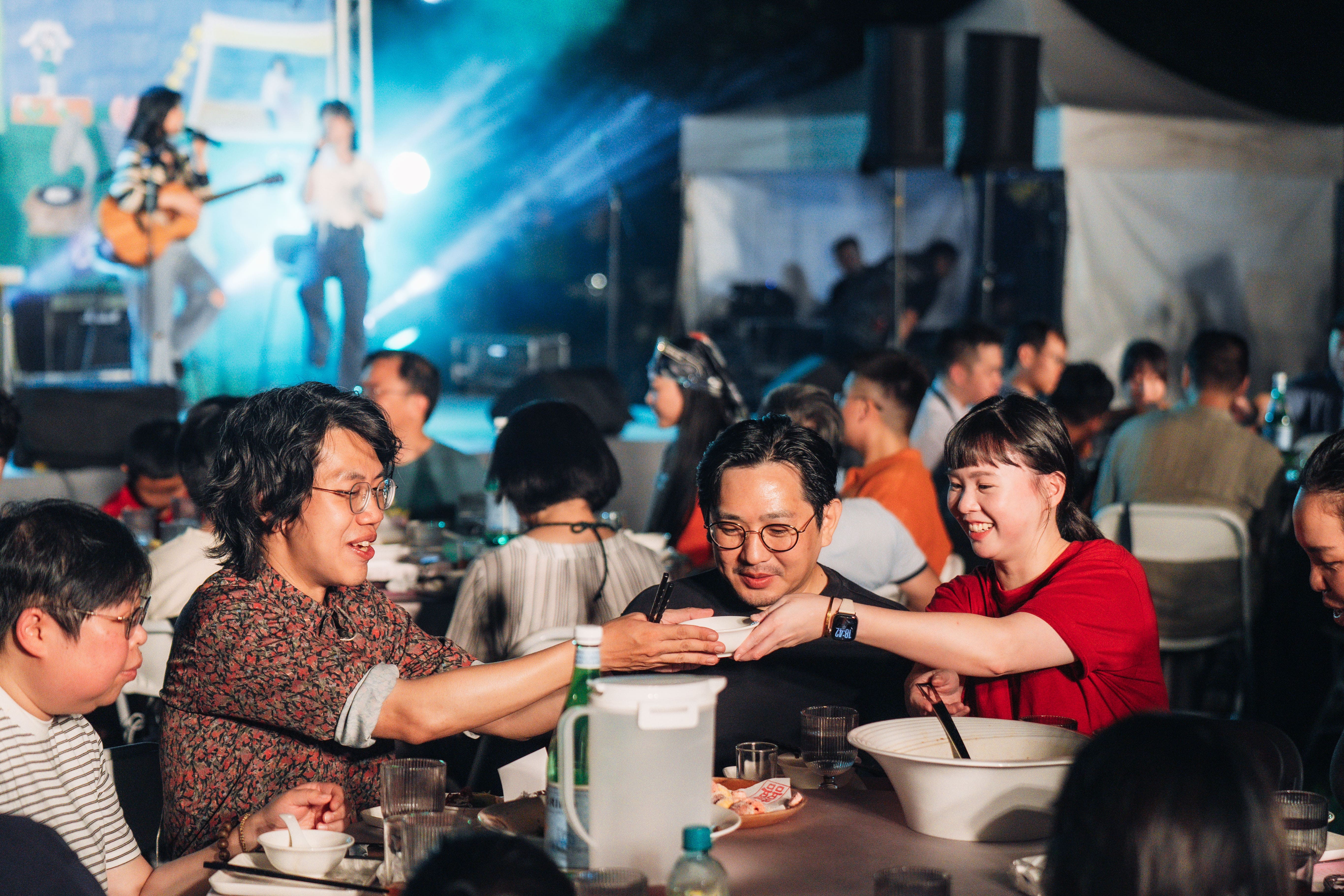 圖5、音樂網紅小尾巴演出後坐到台下一起享用辦桌美食。
