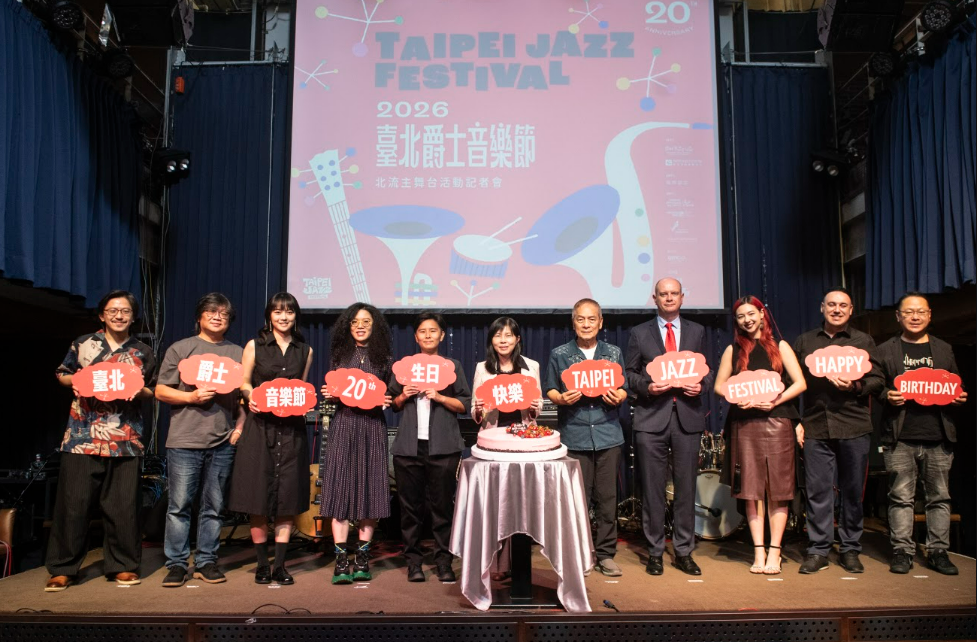 圖左至右分別：演出嘉賓（謝明諺）、策展人（林正如）、演出嘉賓（Ponpon）、演出嘉賓（許郁瑛）、北流執行長（鄧乃慈）、文化局副局長（陳譽馨）、演出嘉賓（黃瑞豐）、波蘭辦事處代表（Mr. Janusz Bilski）、演出嘉賓（凱琳）、演出嘉賓（Dino）、演出嘉賓（利啟正）。圖/臺北爵士音樂節 提供
